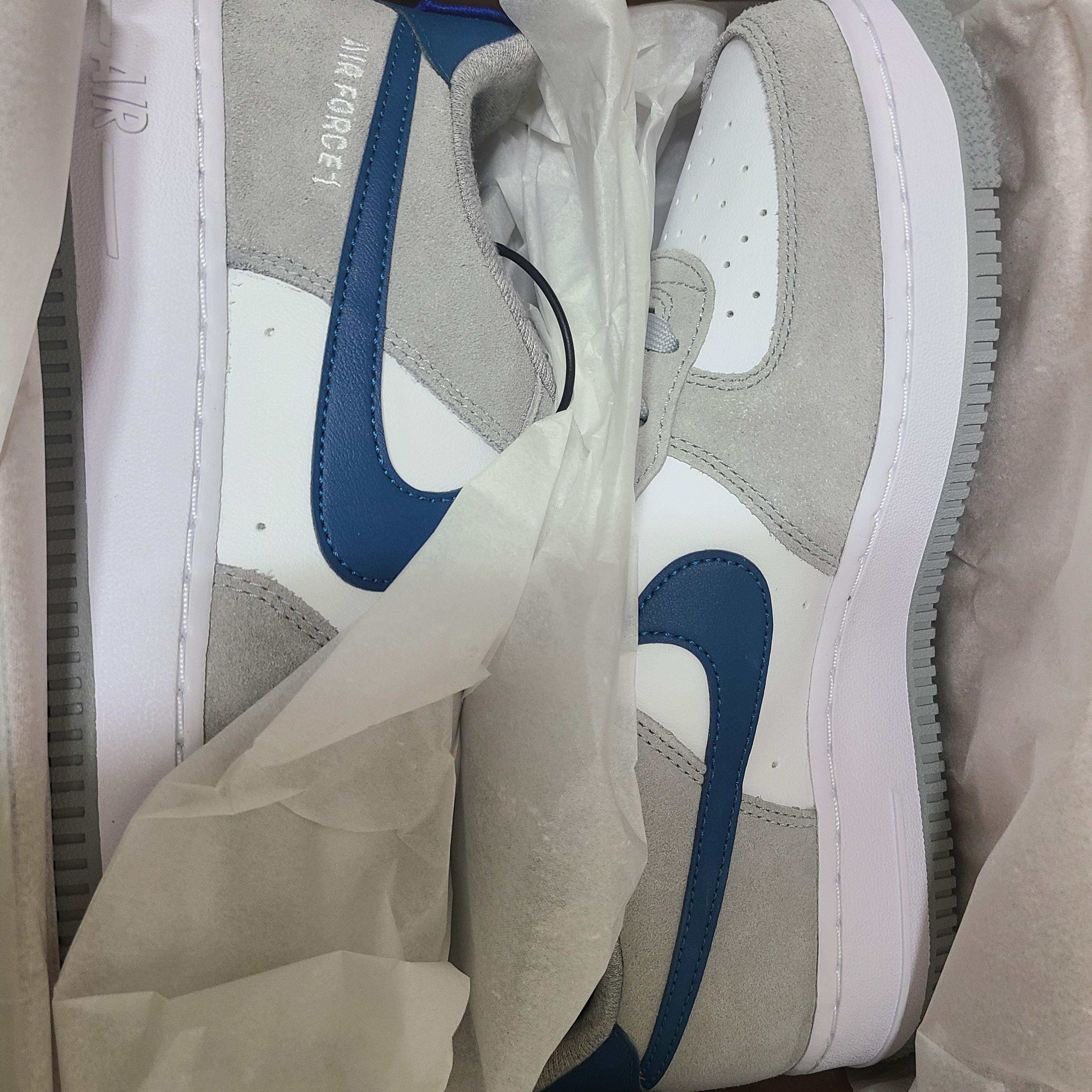 (GS) Nike Air Force 1 LV8 Athletic Club Light Smoke Grey Marina 착용 스타일