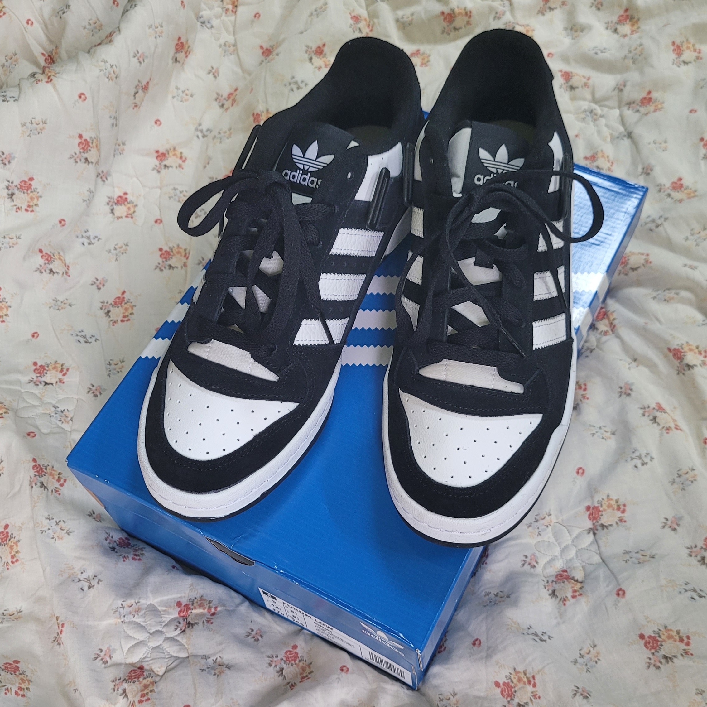 Adidas Forum Low Black White 착용 스타일 - 2