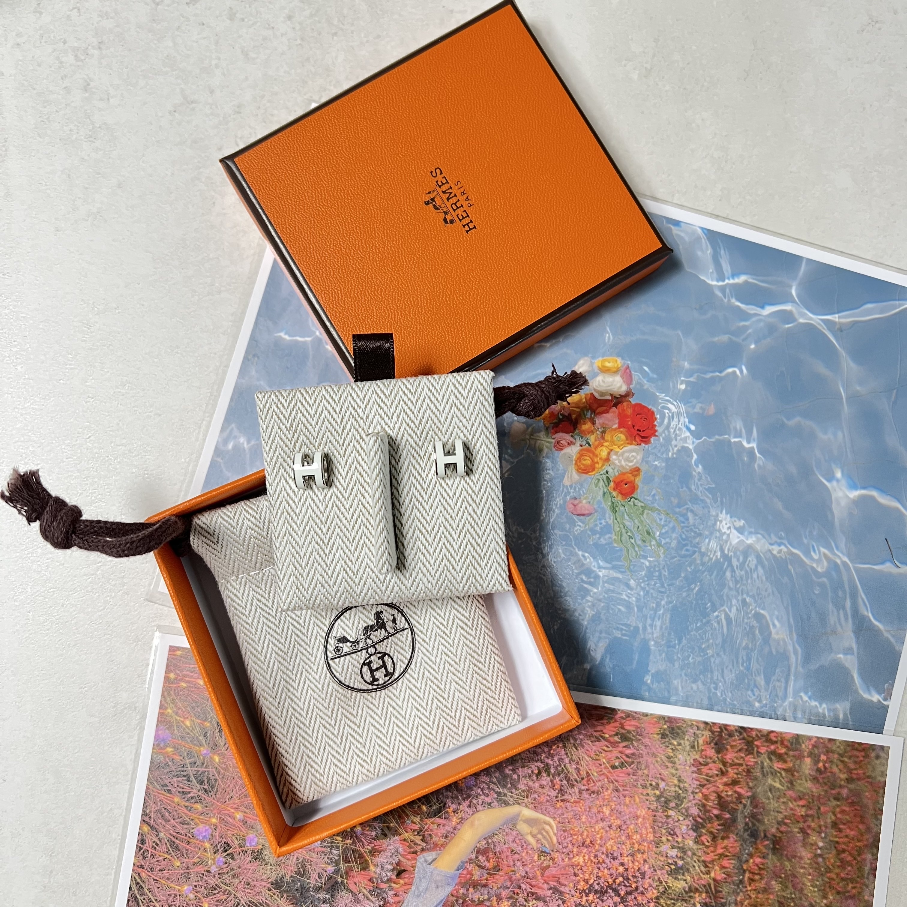 (W) Hermes Mini Pop H Earrings Palladium & Blanc 착용 스타일