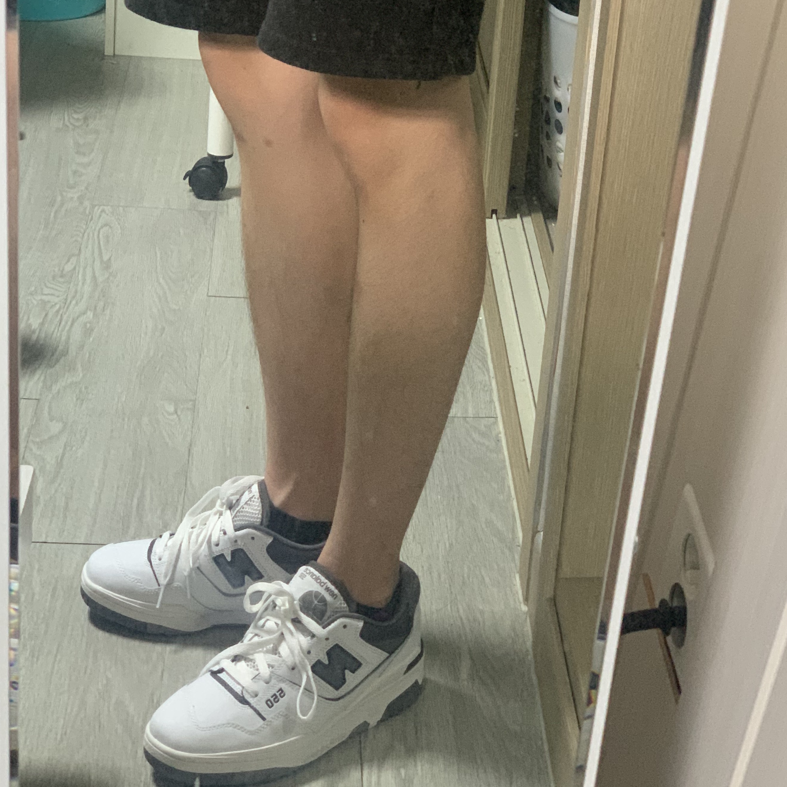 New Balance 550 White Grey Dark Grey - 2E Wide 착용 스타일 - 4