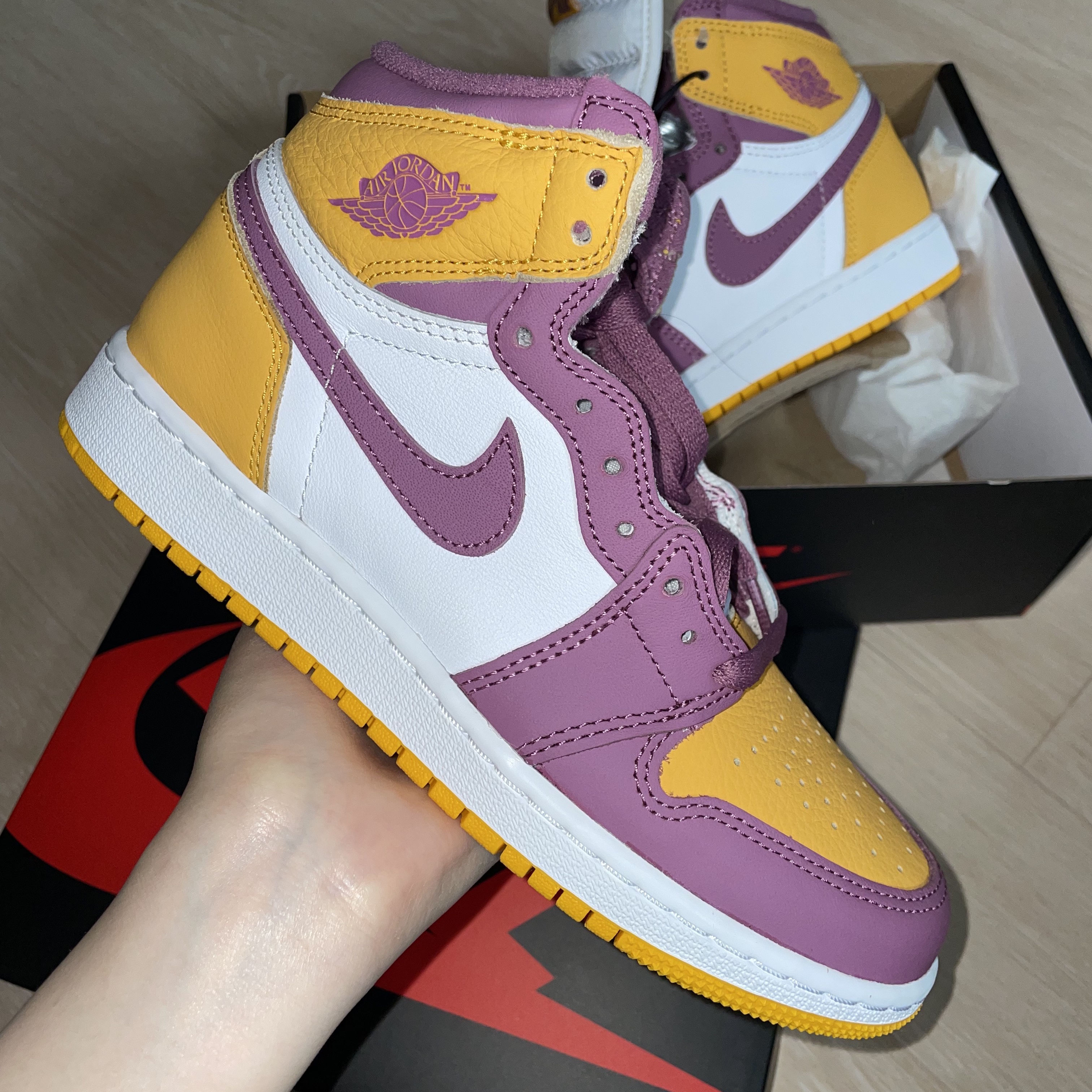 (GS) Jordan 1 Retro High OG University Gold Light Bordeaux 착용 스타일