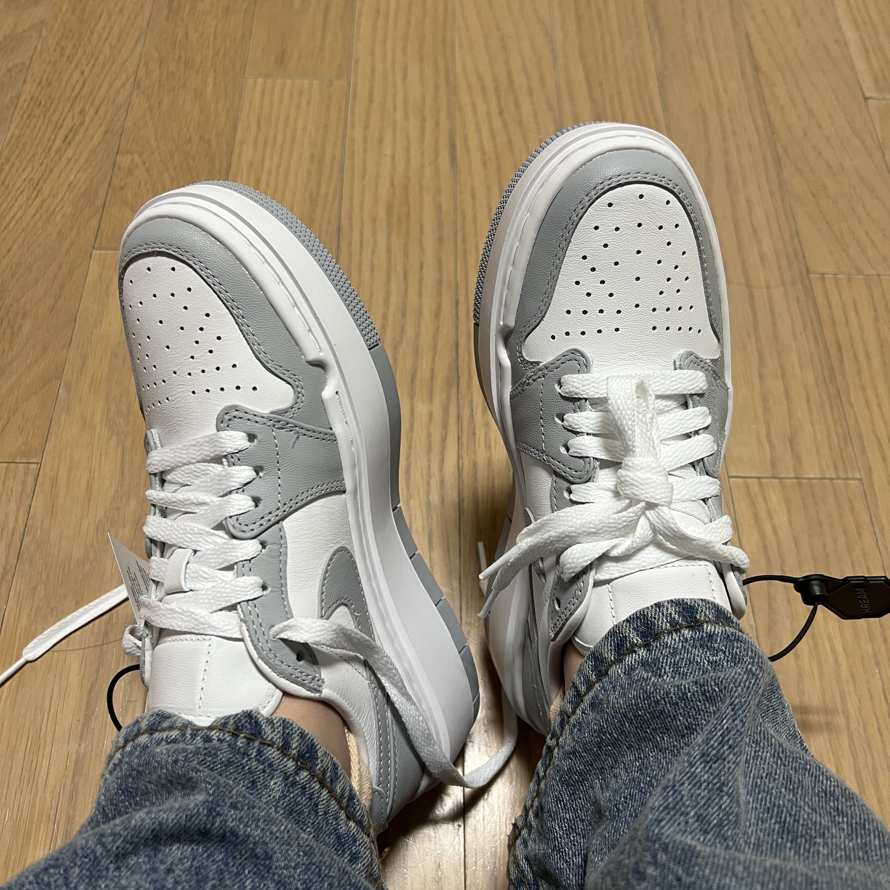 (W) Jordan 1 Elevate Low White and Wolf Grey 착용 스타일 - 2