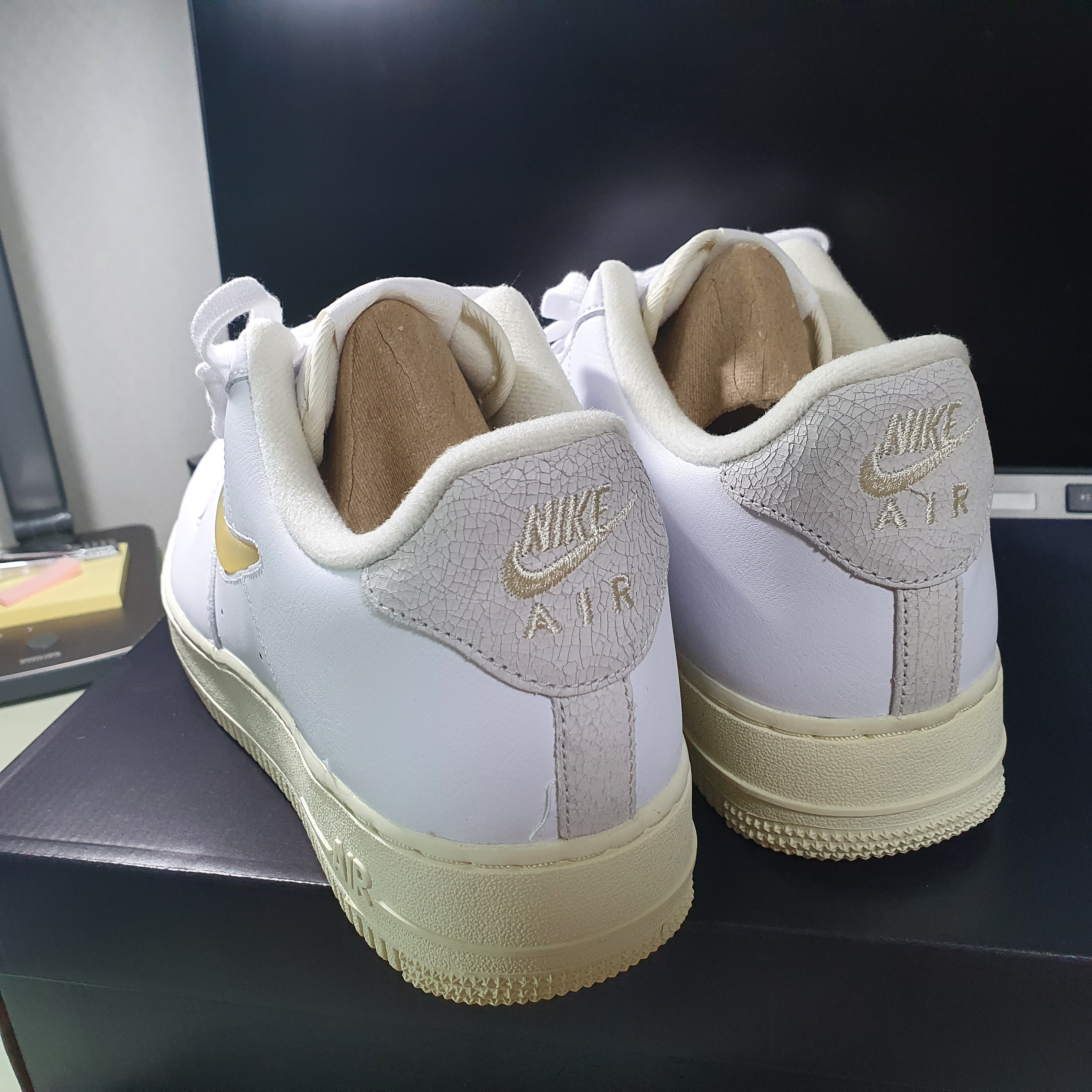 Nike Air Force 1 '07 LX Pale Vanilla 착용 스타일 - 2