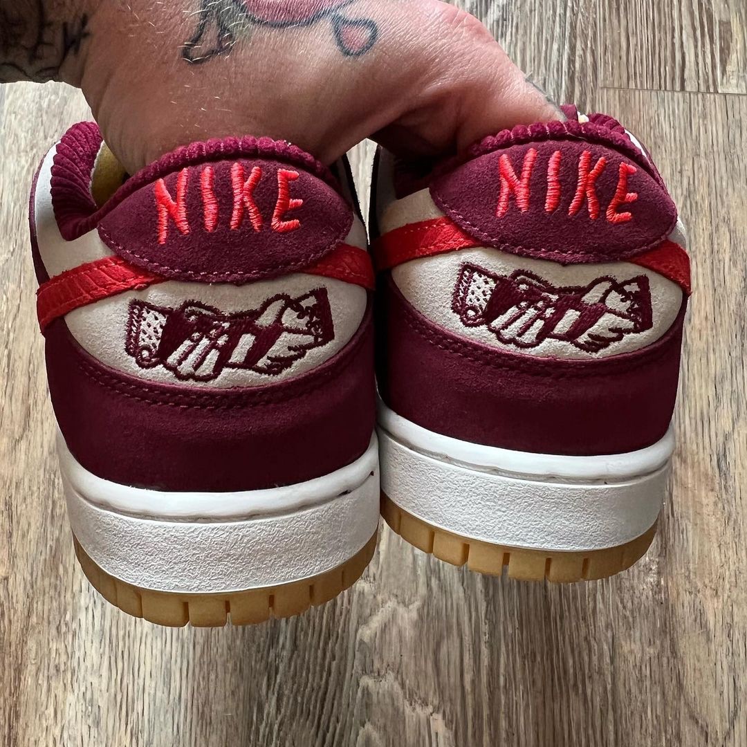 Nike x Supreme SB Dunk Low Barkroot Brown, Nike x Sacai VaporWaffle String & Black Villain Red 착용 스타일 - 4