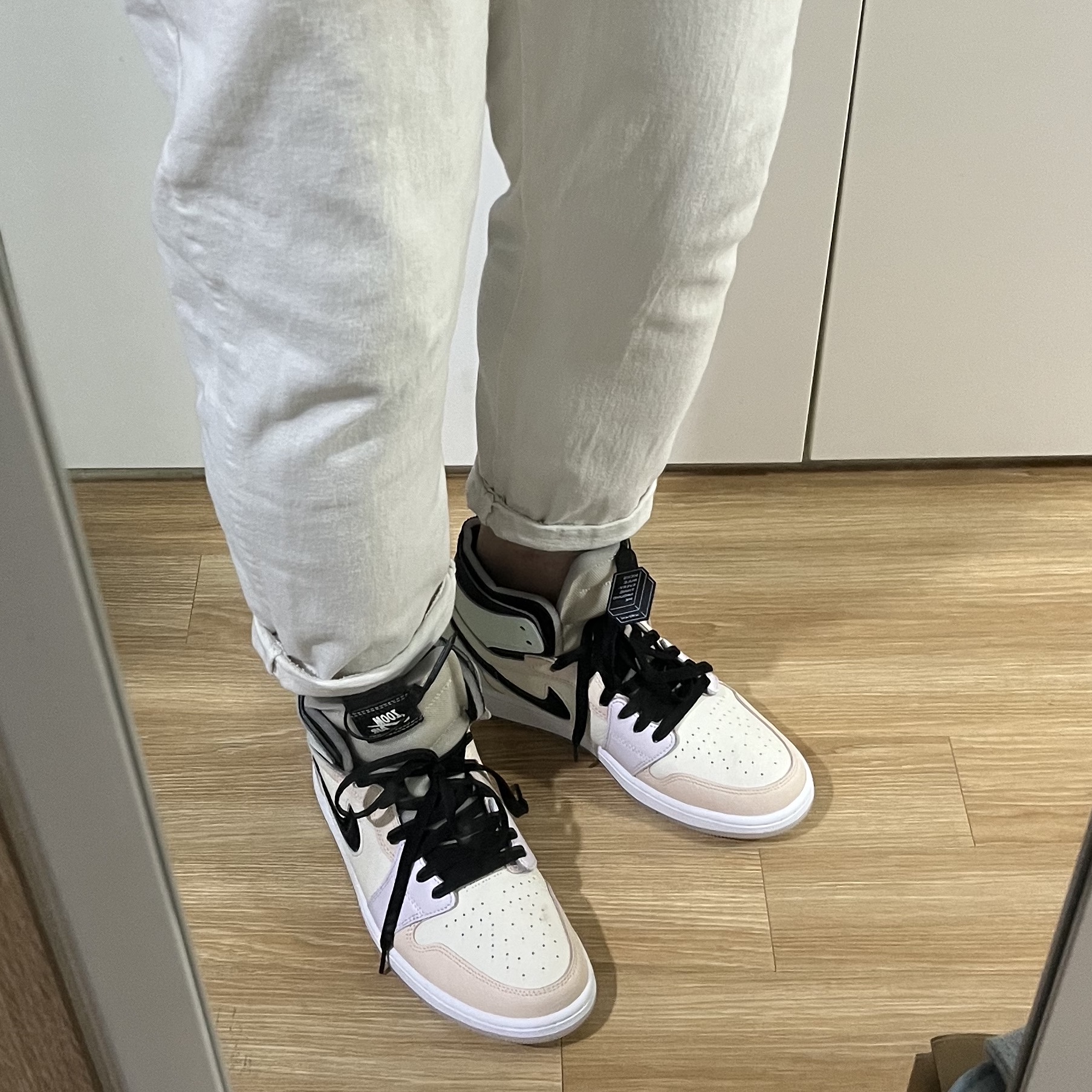 (W) Jordan 1 Zoom Air CMFT Pale Ivory, Adidas Yeezy Boost 350 V2 Beluga 착용 스타일 - 3