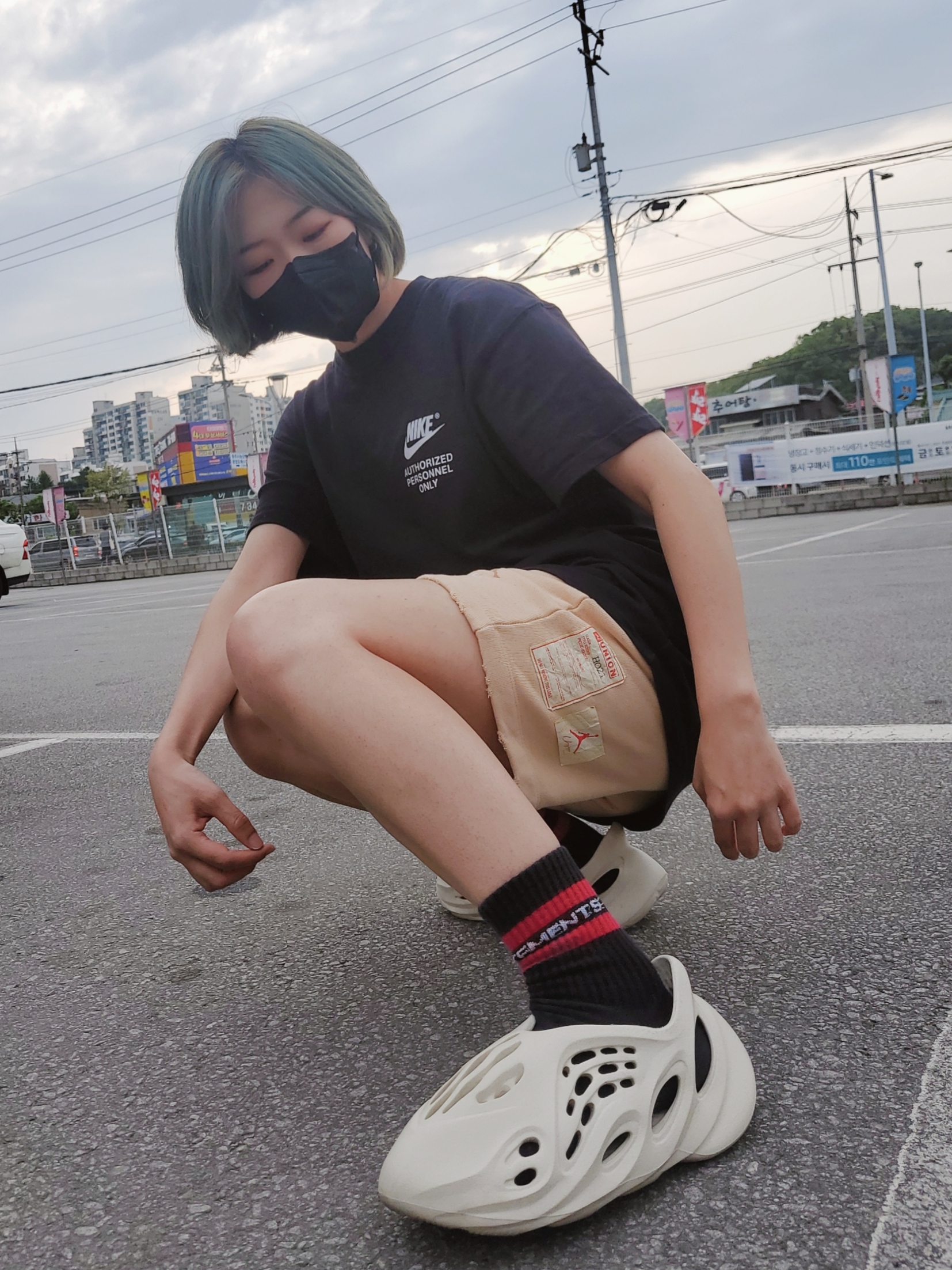 Adidas Yeezy Foam RNNR Sand, Jordan x Union Fleece Shorts White Onyx - Asia 착용 스타일
