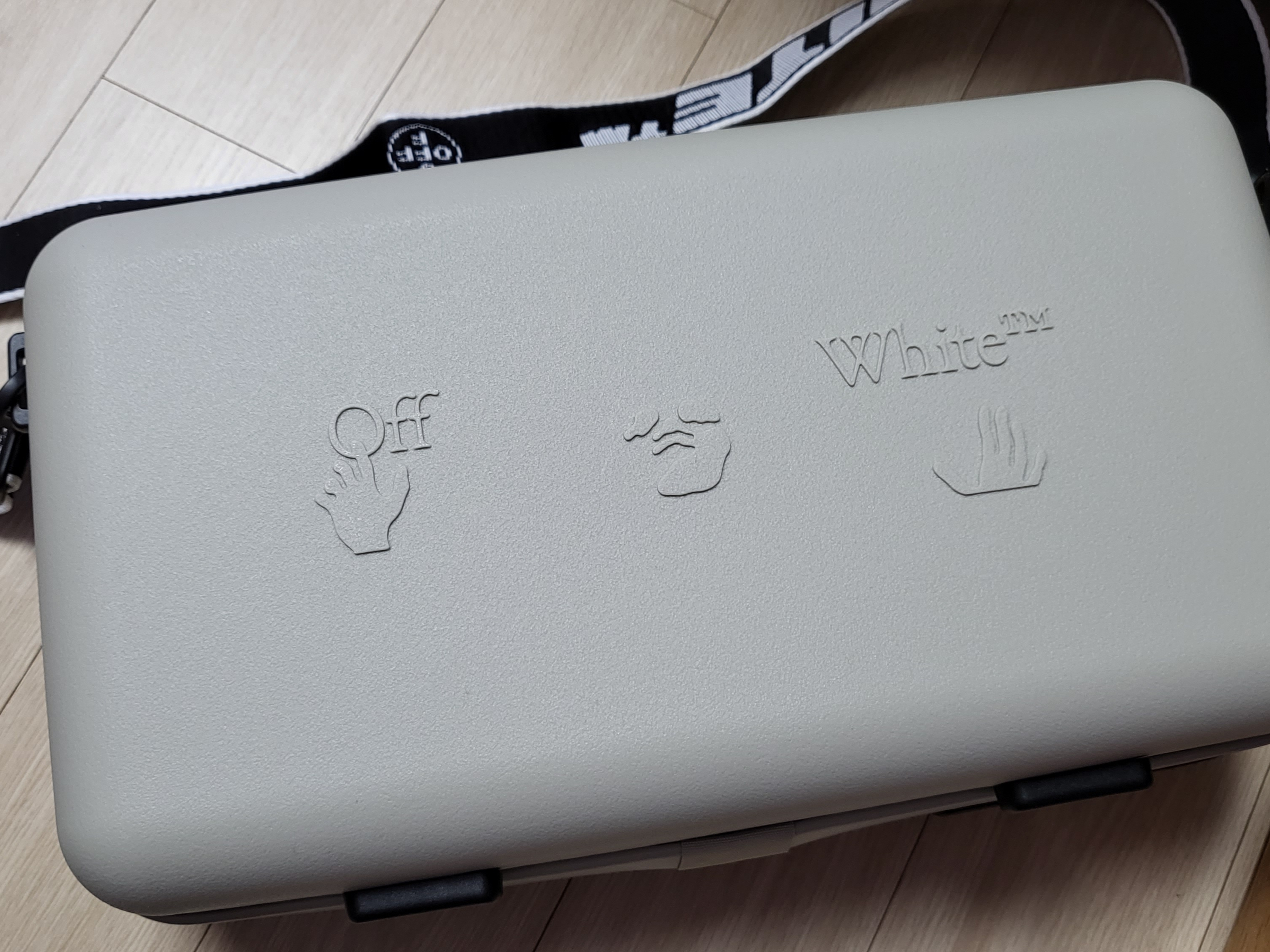 Off-White x Amore Pacific Protection Box (Without Cosmetics) 착용 스타일 - 2