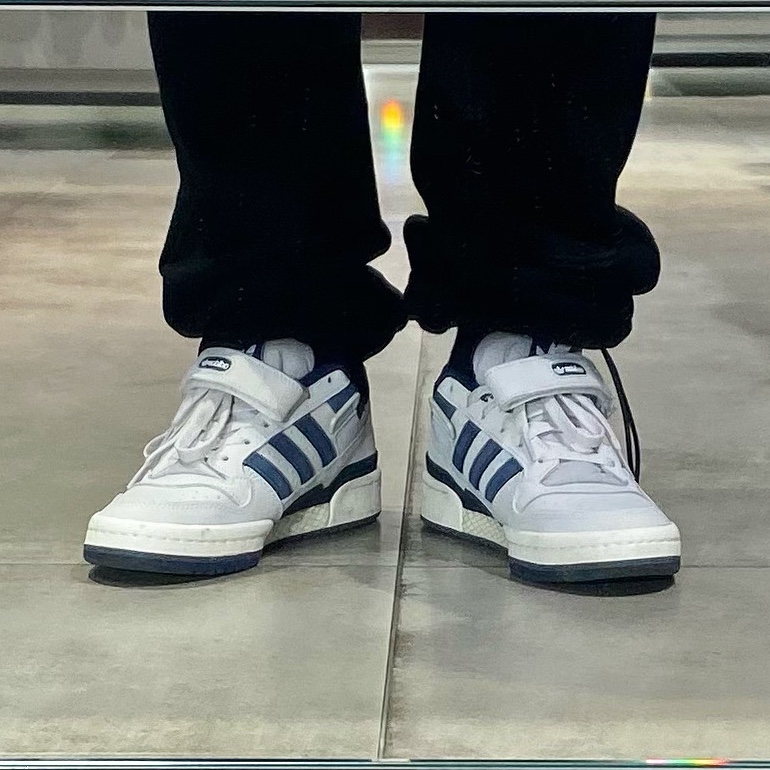 Adidas Forum Low White Collegiate Navy 착용 스타일