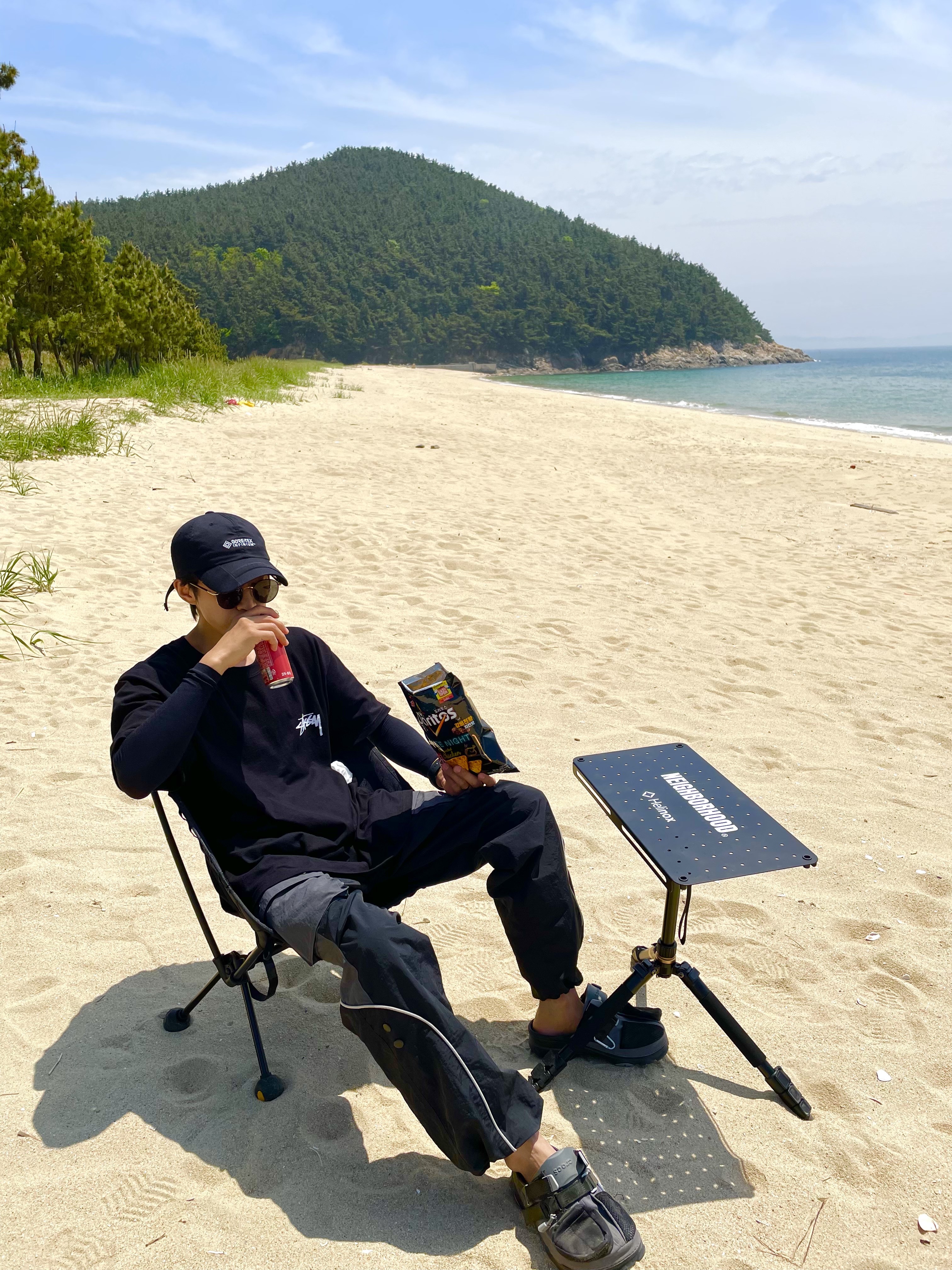 Stussy Fuzzy Dice T-Shirt Black, Crocs x Beams Classic All Terrain Mountain Parka Clog Grey 착용 스타일