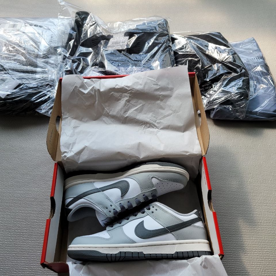 (W) Nike Dunk Low Light Smoke Grey 착용 스타일 - 1