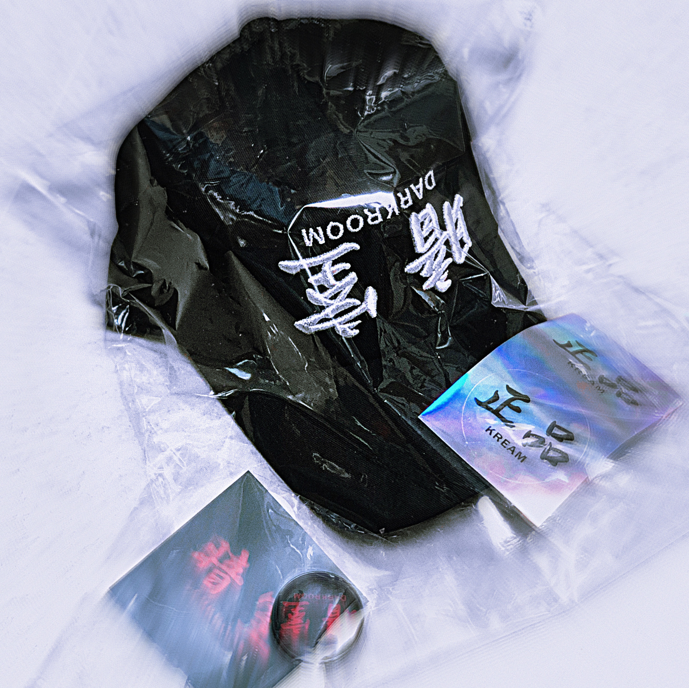 Darkr8m Studio Upside Down Silver Logo Cap 착용 스타일