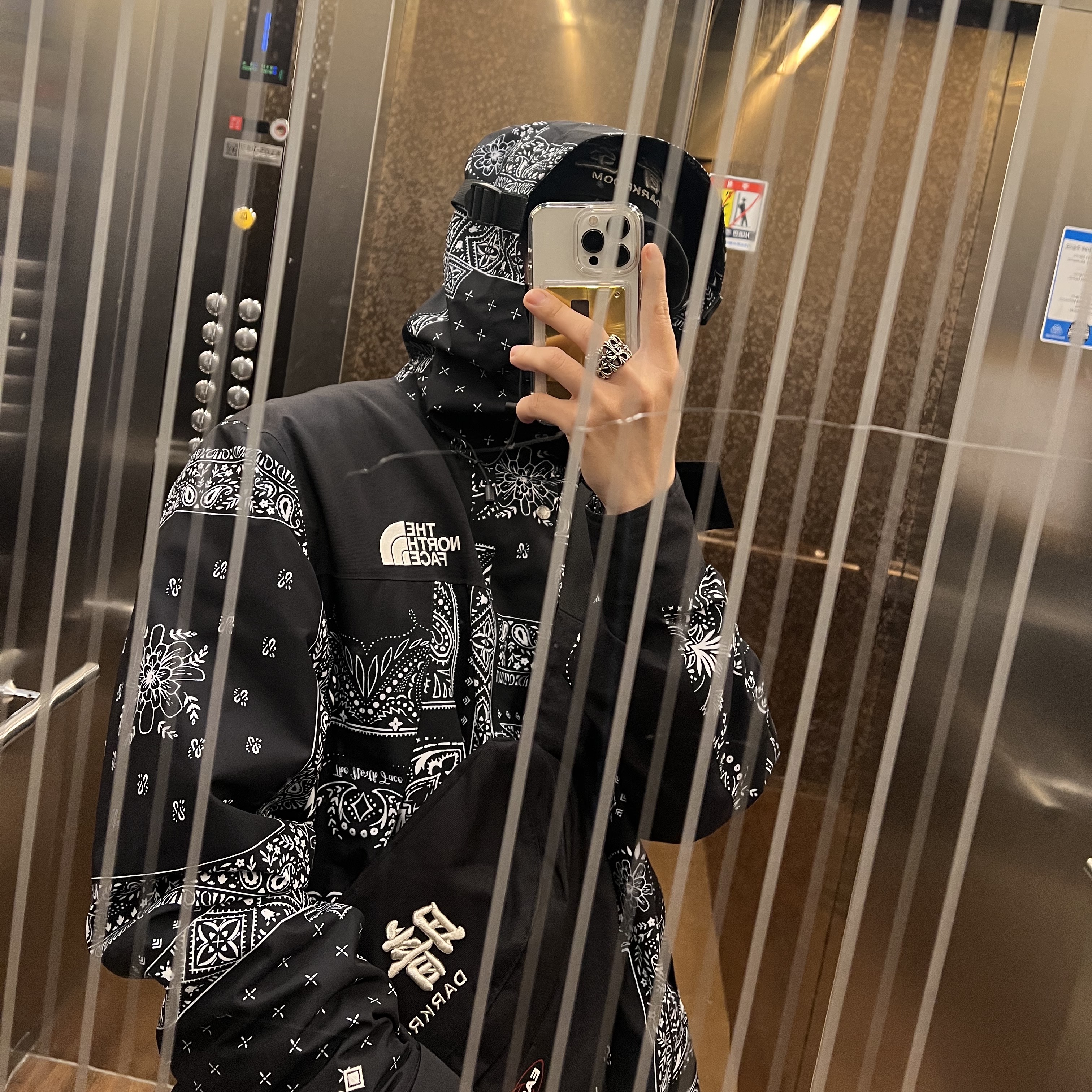 The North Face Novelty GTX Mountain Jacket Black 착용 스타일