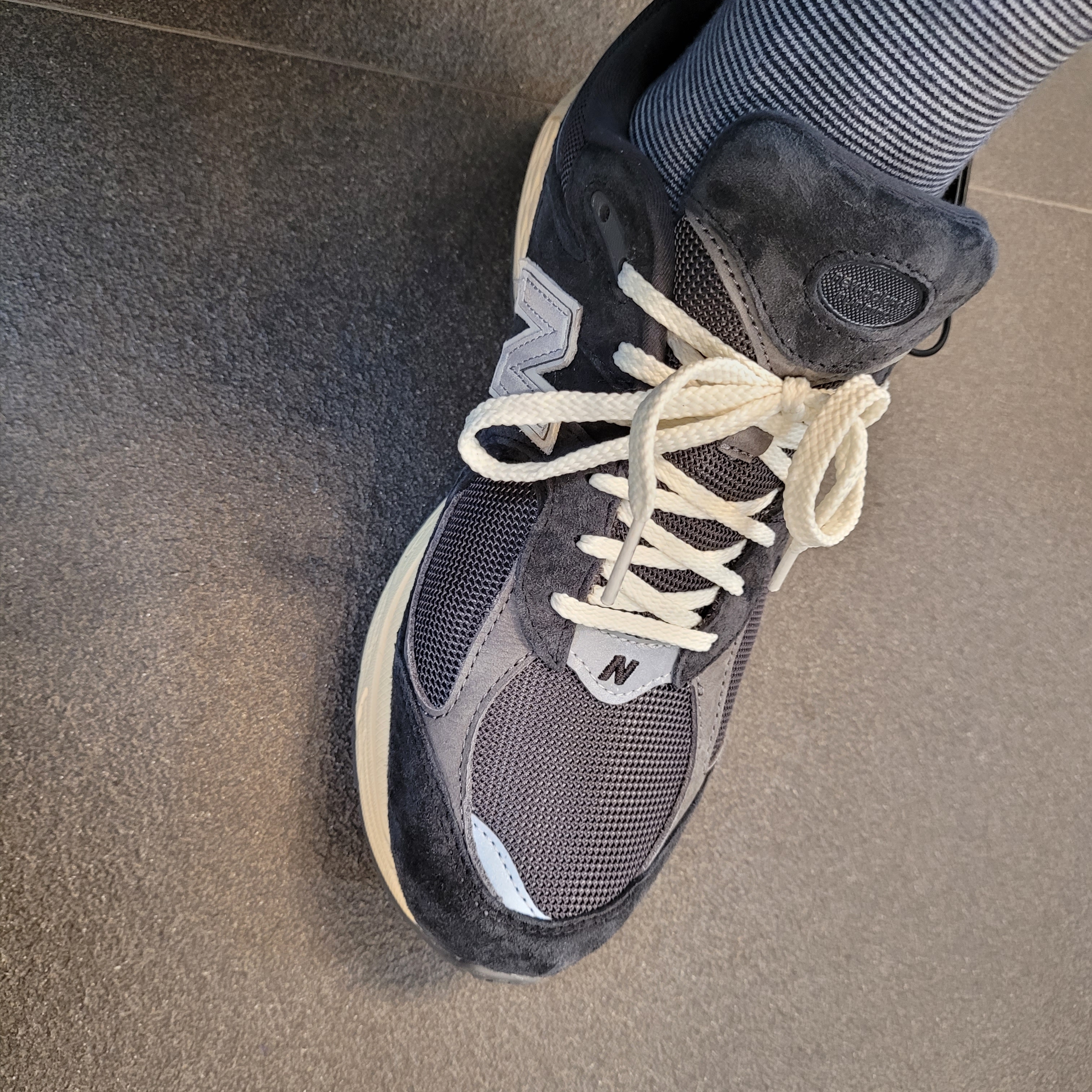 New Balance 2002R Special Vintage Black Grey 착용 스타일 - 2