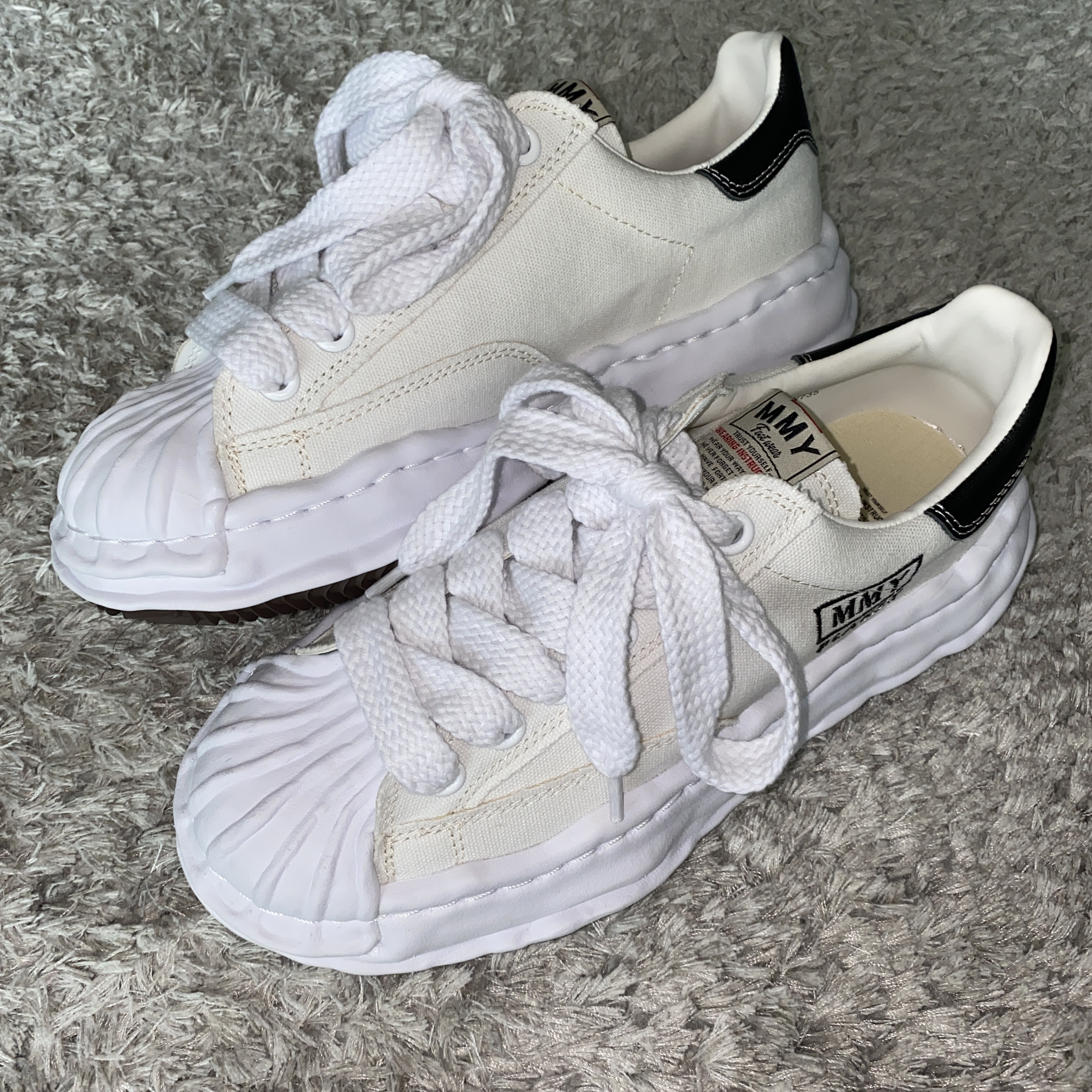 Maison Mihara Yasuhiro Blakey OG Sole Canvas Low-top Sneakers White 착용 스타일