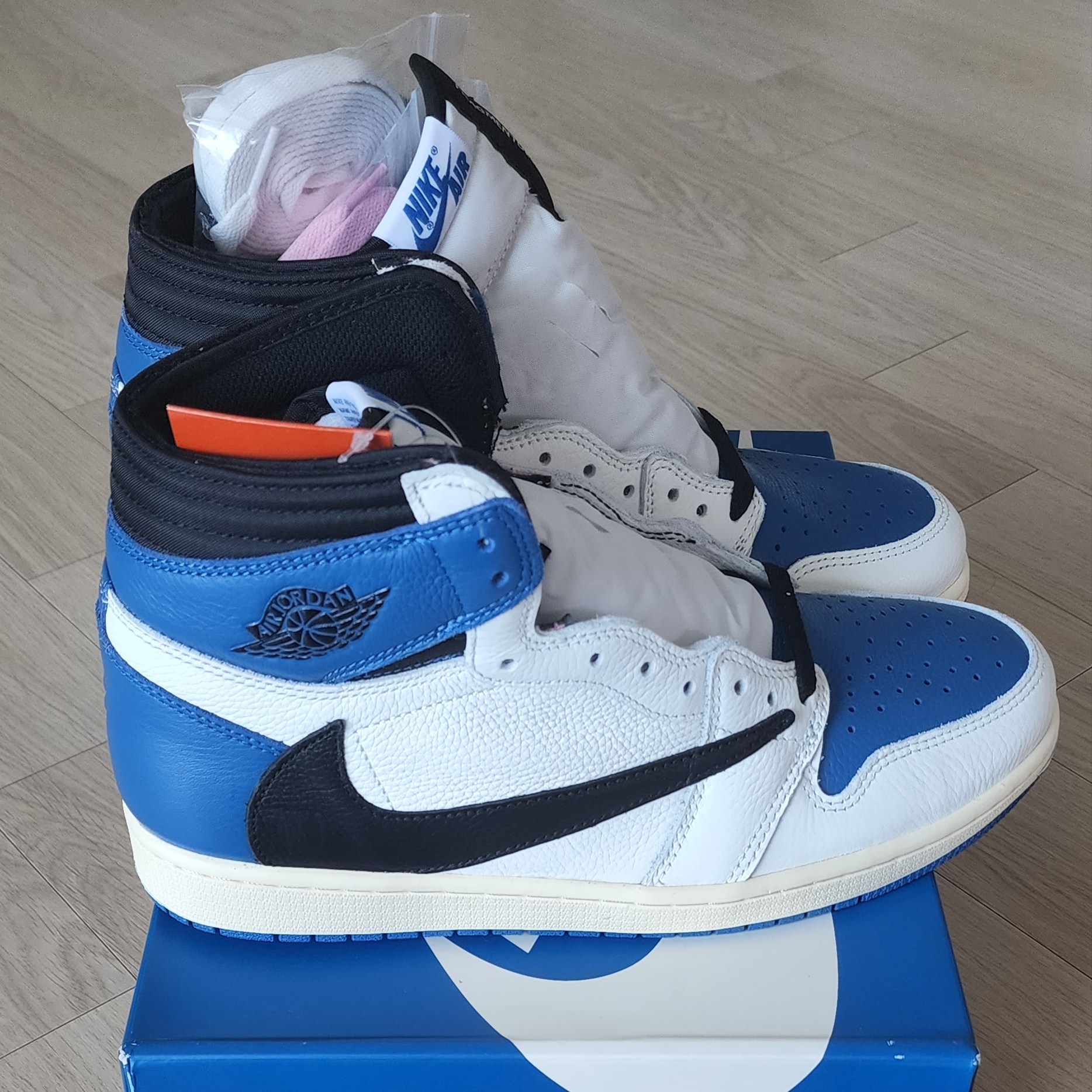 Jordan 1 x Travis Scott x Fragment Retro High OG SP Military Blue 착용 스타일 - 3