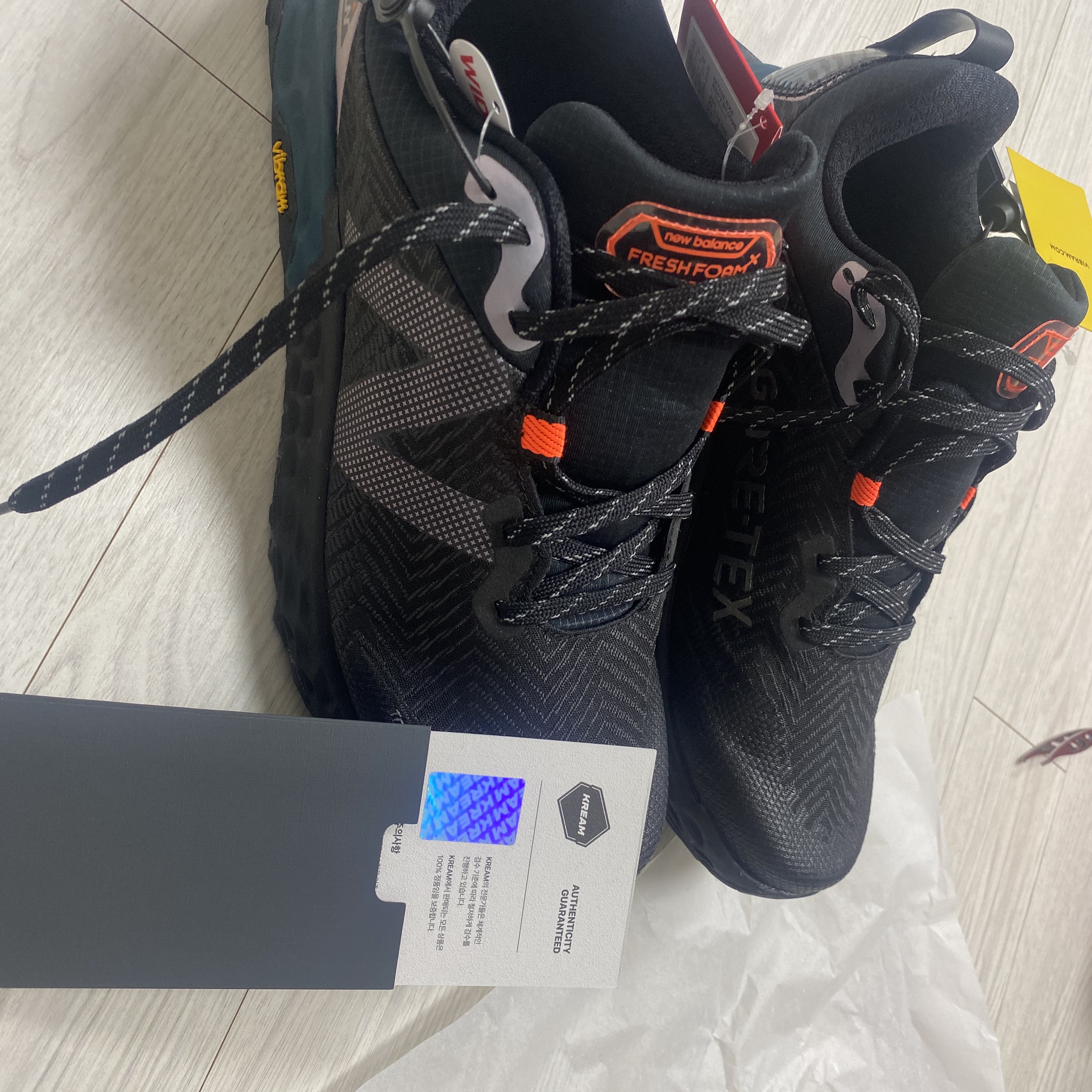 New Balance Fresh Foam Hierro v6 Trail GTX Black Mountain Teal - 2E Wide 착용 스타일 - 2