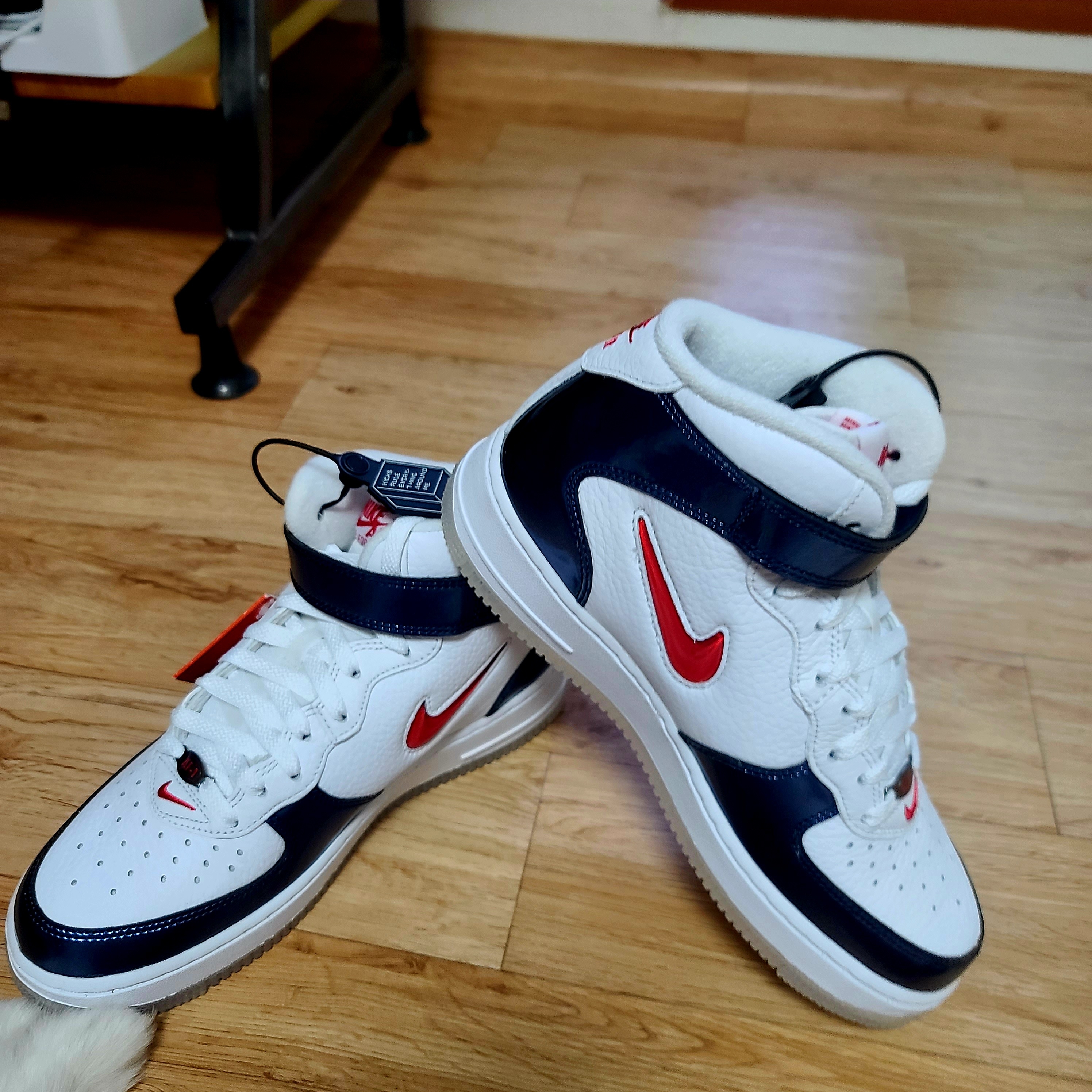 Nike Air Force 1 Mid QS University Red and Midnight Navy 착용 스타일 - 2
