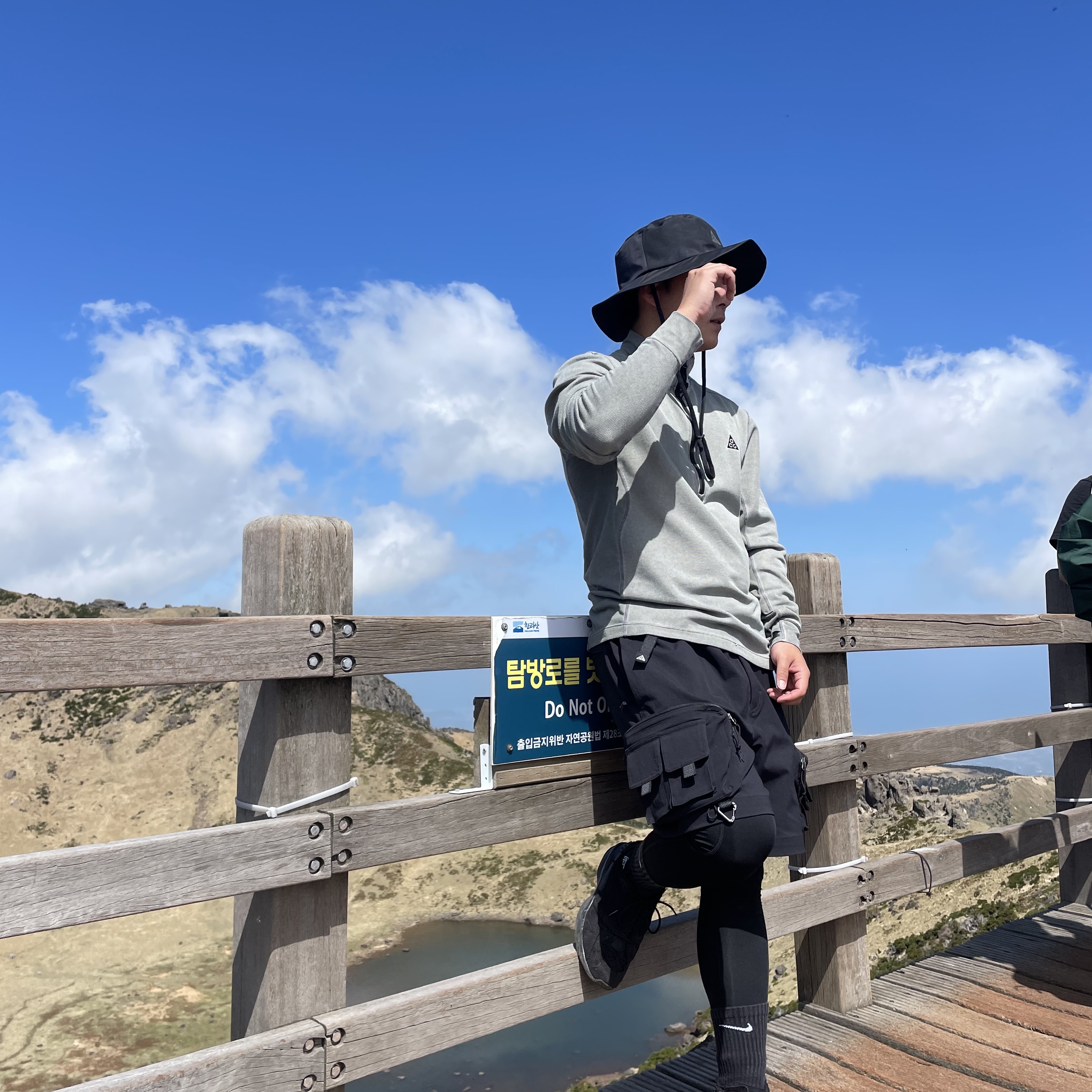 Nike ACG Cargo Shorts Black - Asia, Nike NRG Dri-Fit ACG ADV Steeple Rock Half Zip Base Layer Black - Asia 착용 스타일 - 1