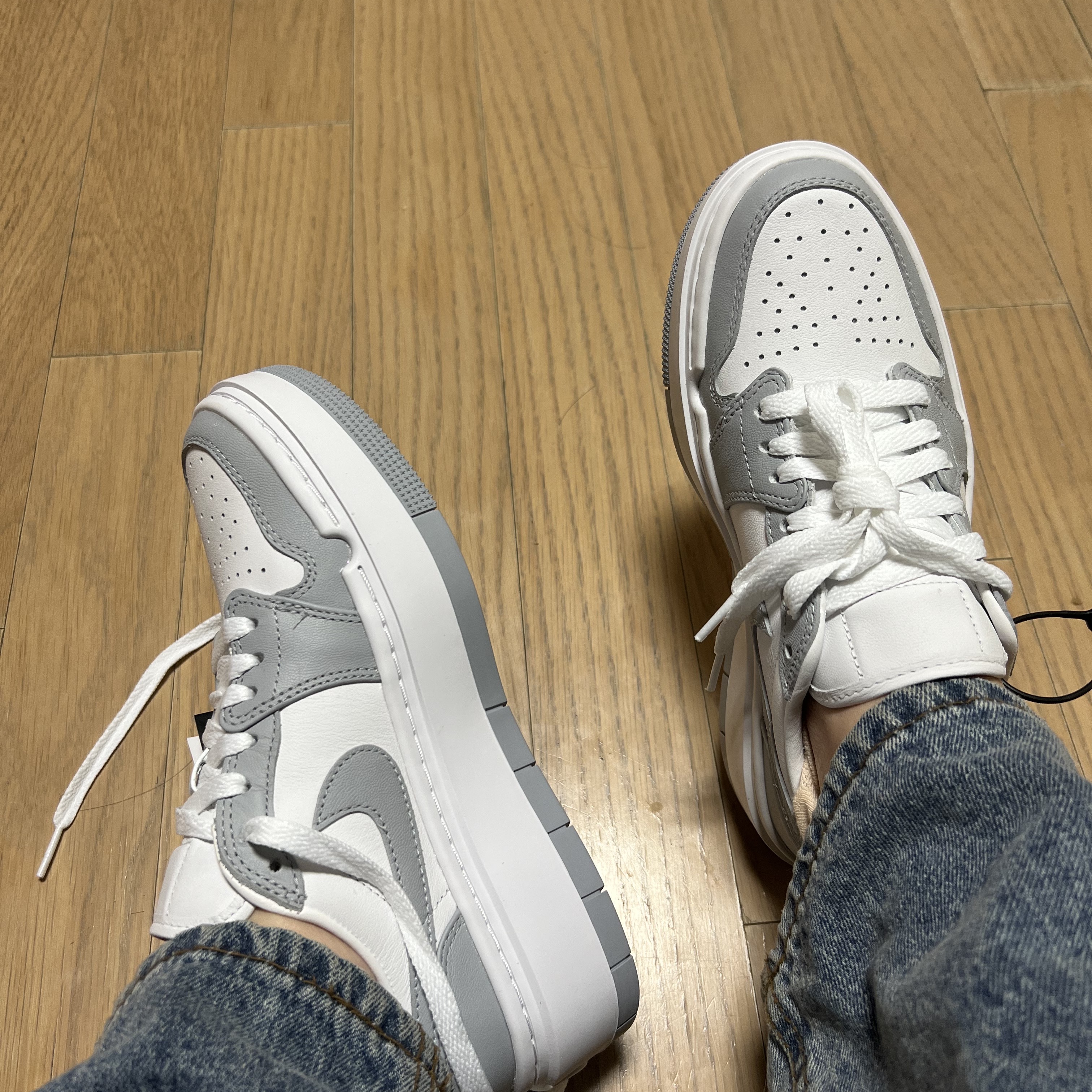 (W) Jordan 1 Elevate Low White and Wolf Grey 착용 스타일 - 3