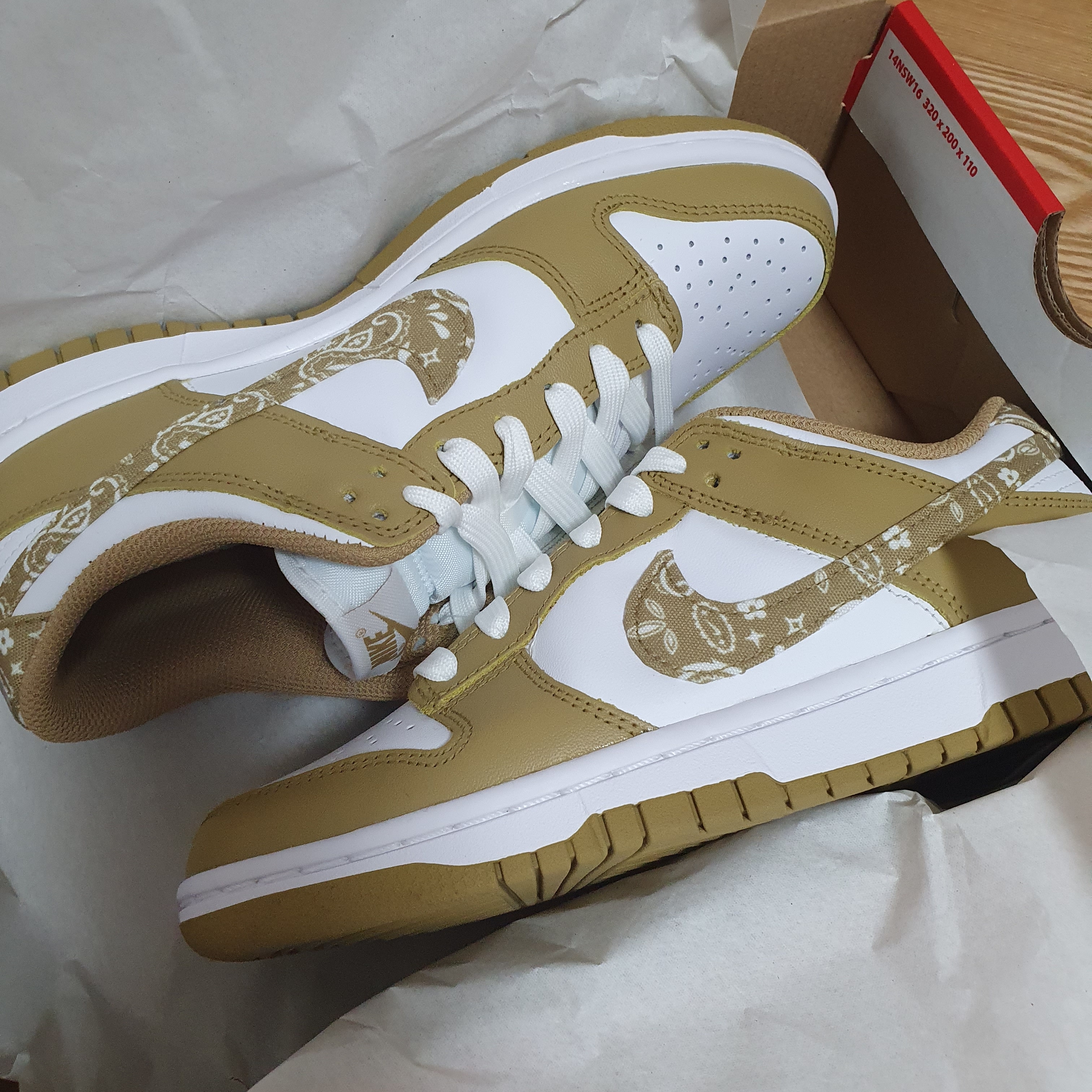 (W) Nike Dunk Low Essential Barley Paisley 착용 스타일