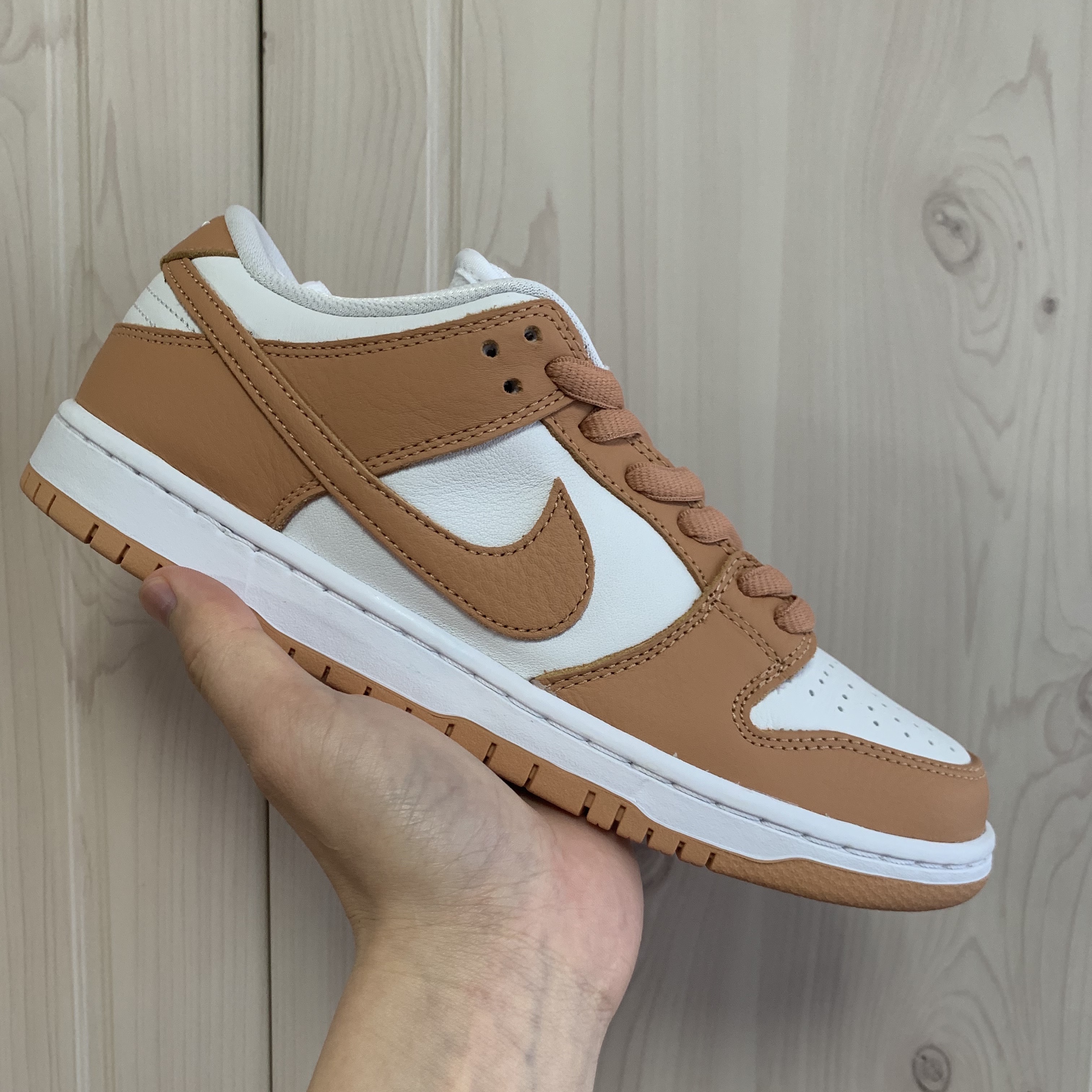 Nike SB Dunk Low Pro Light Cognac 착용 스타일 - 3