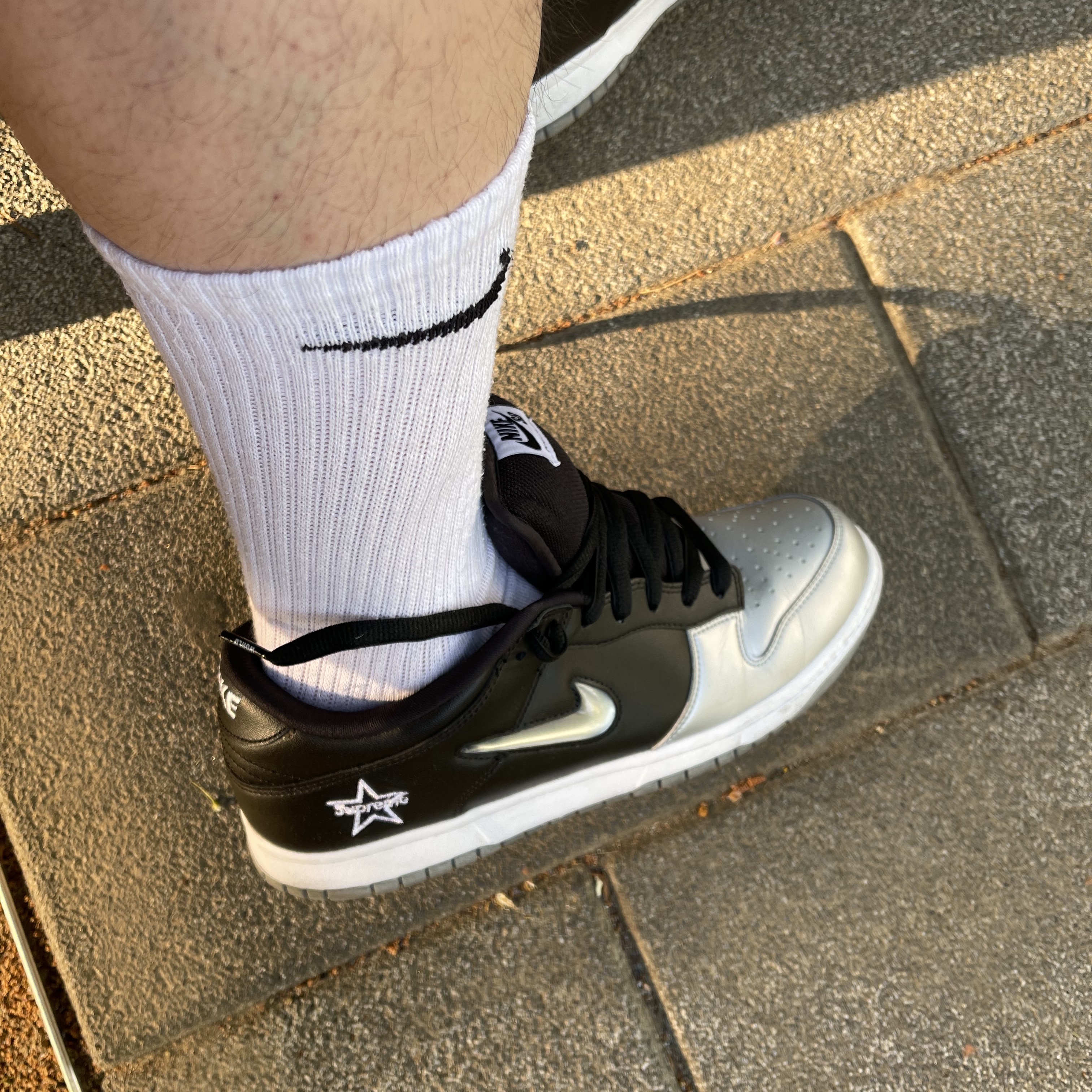 Nike x Supreme SB Dunk Low Jewel Swoosh Silver 착용 스타일 - 3
