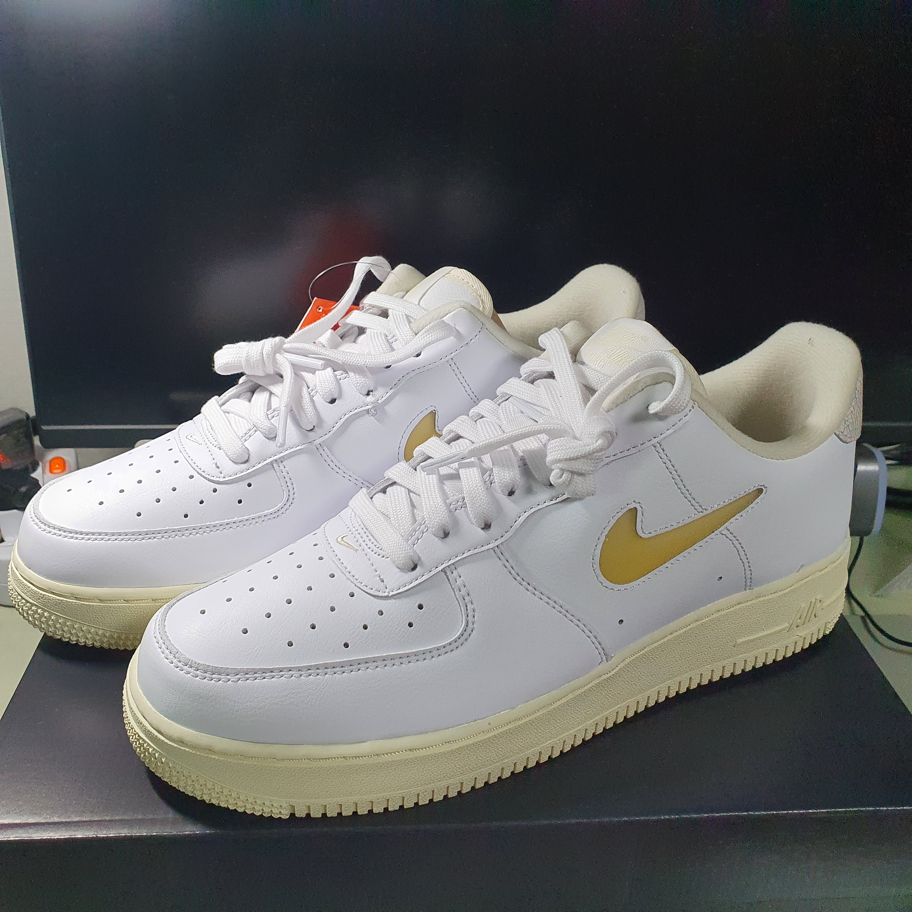 Nike Air Force 1 '07 LX Pale Vanilla 착용 스타일 - 1