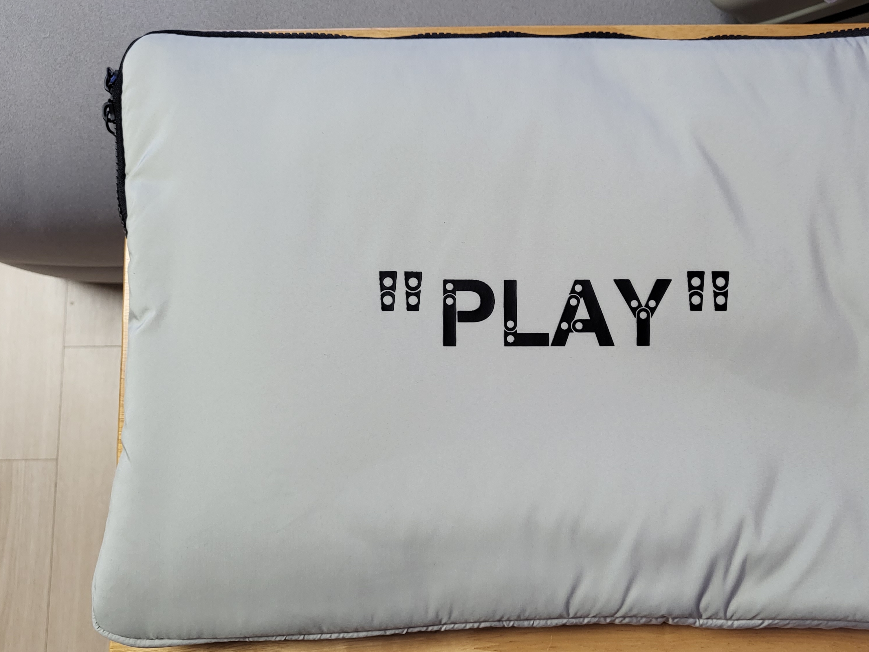 Off-White x Amore Pacific Play Kit 착용 스타일 - 1