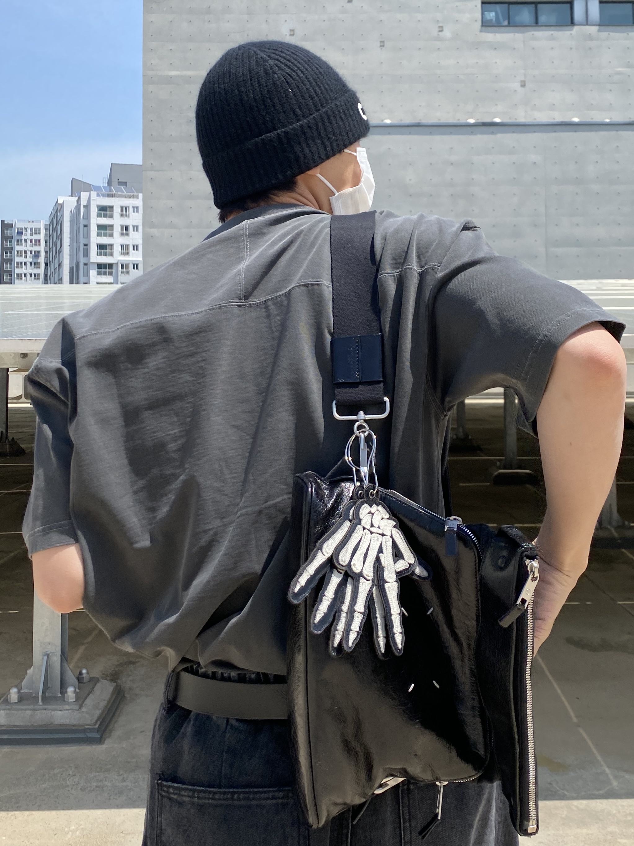 Reebok x Maison Margiela Classic Leather Tabi Shoes Grey, Celine Embroidered Knit Wool Beanie Black 착용 스타일 - 1