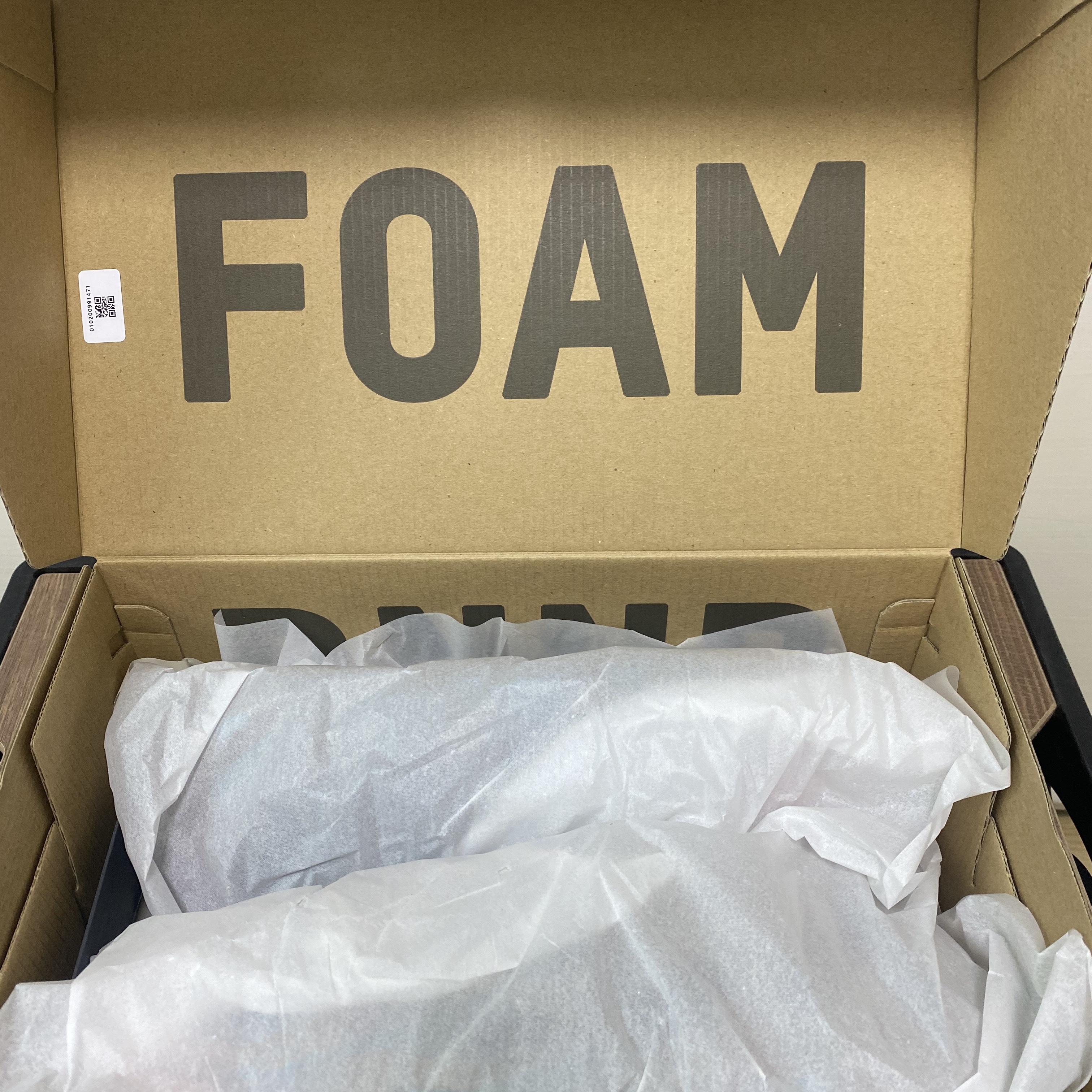 Adidas Yeezy Foam RNNR MX Sand Grey 착용 스타일 - 1