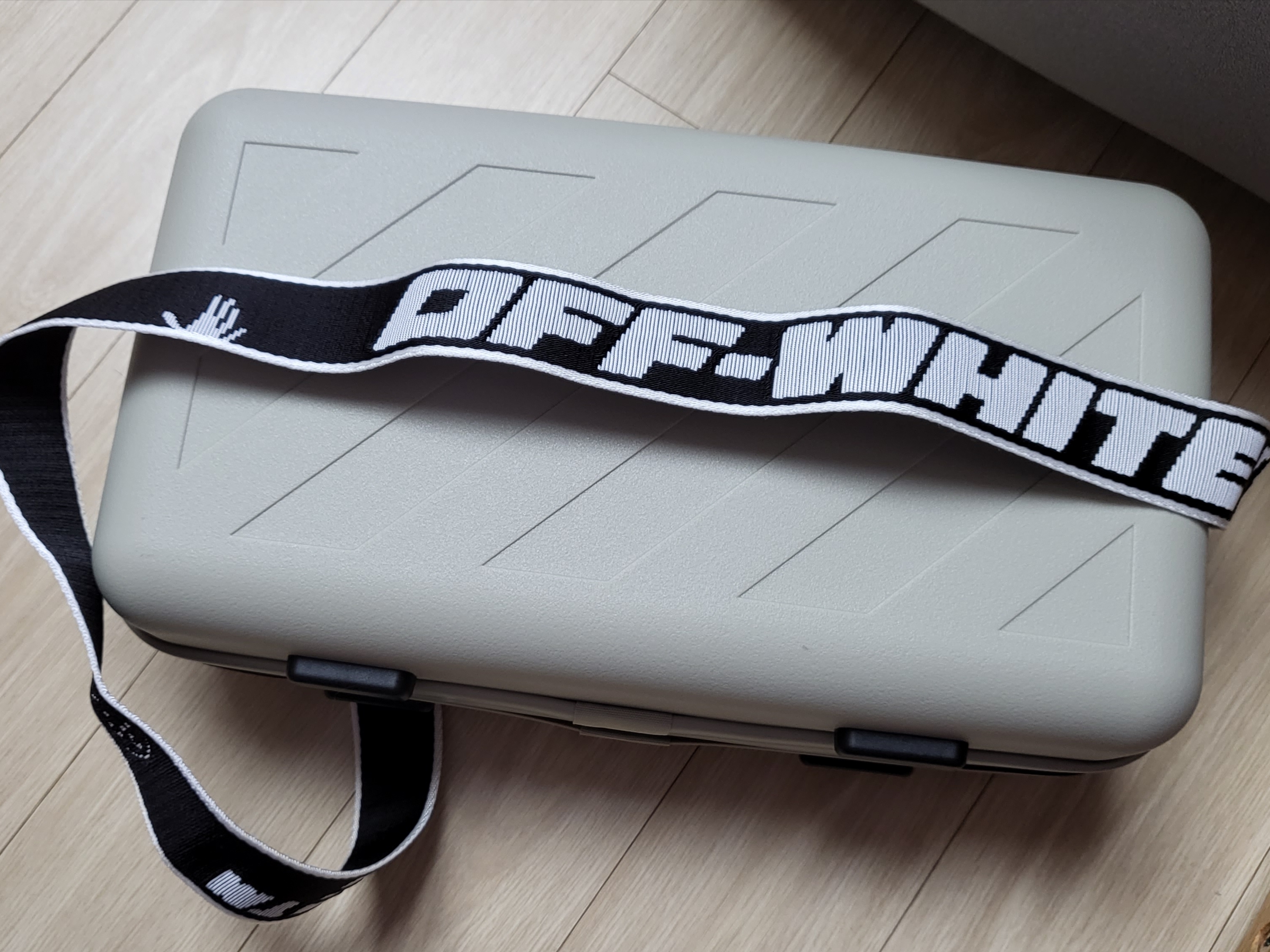 Off-White x Amore Pacific Protection Box (Without Cosmetics) 착용 스타일 - 1