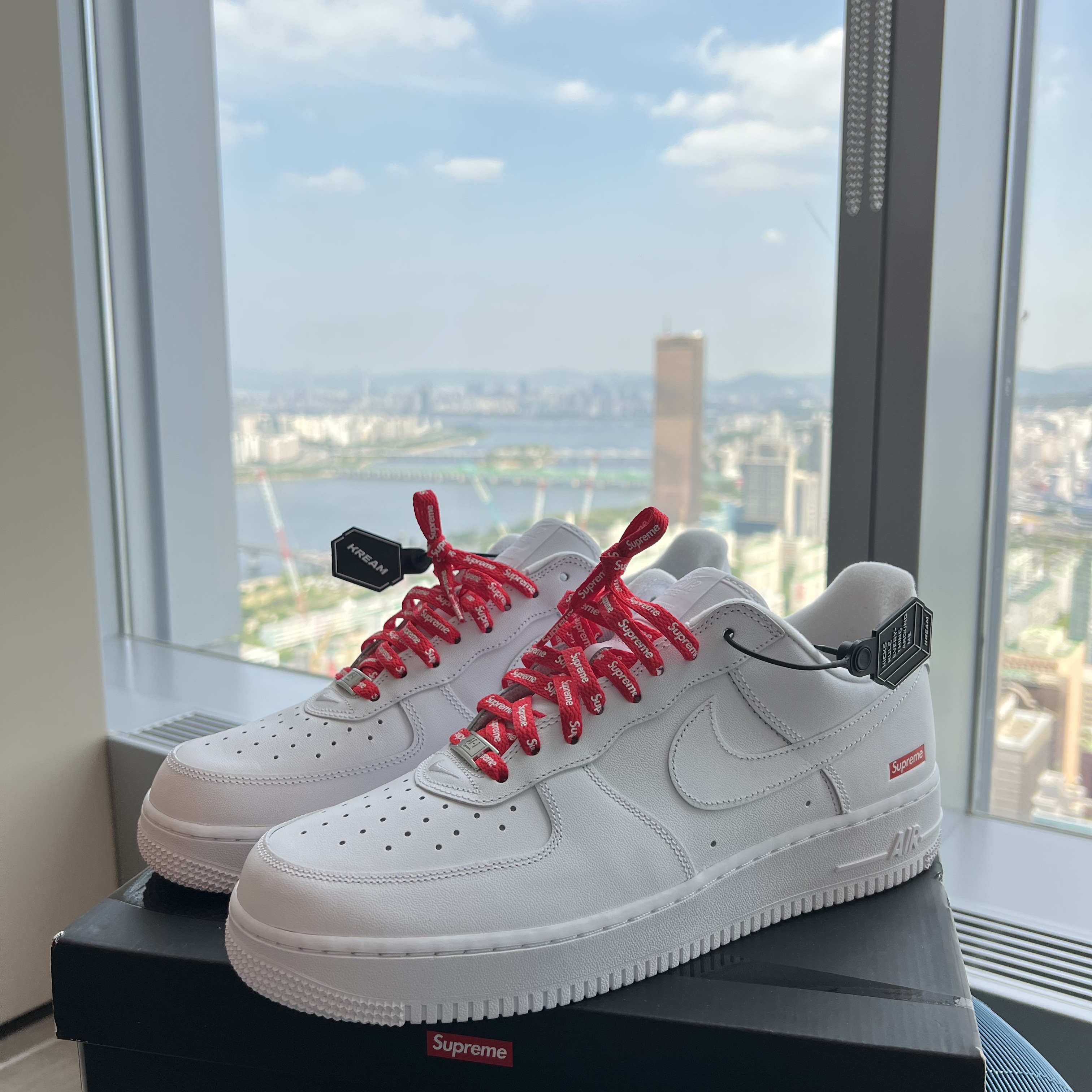Nike x Supreme Air Force 1 Low White 착용 스타일