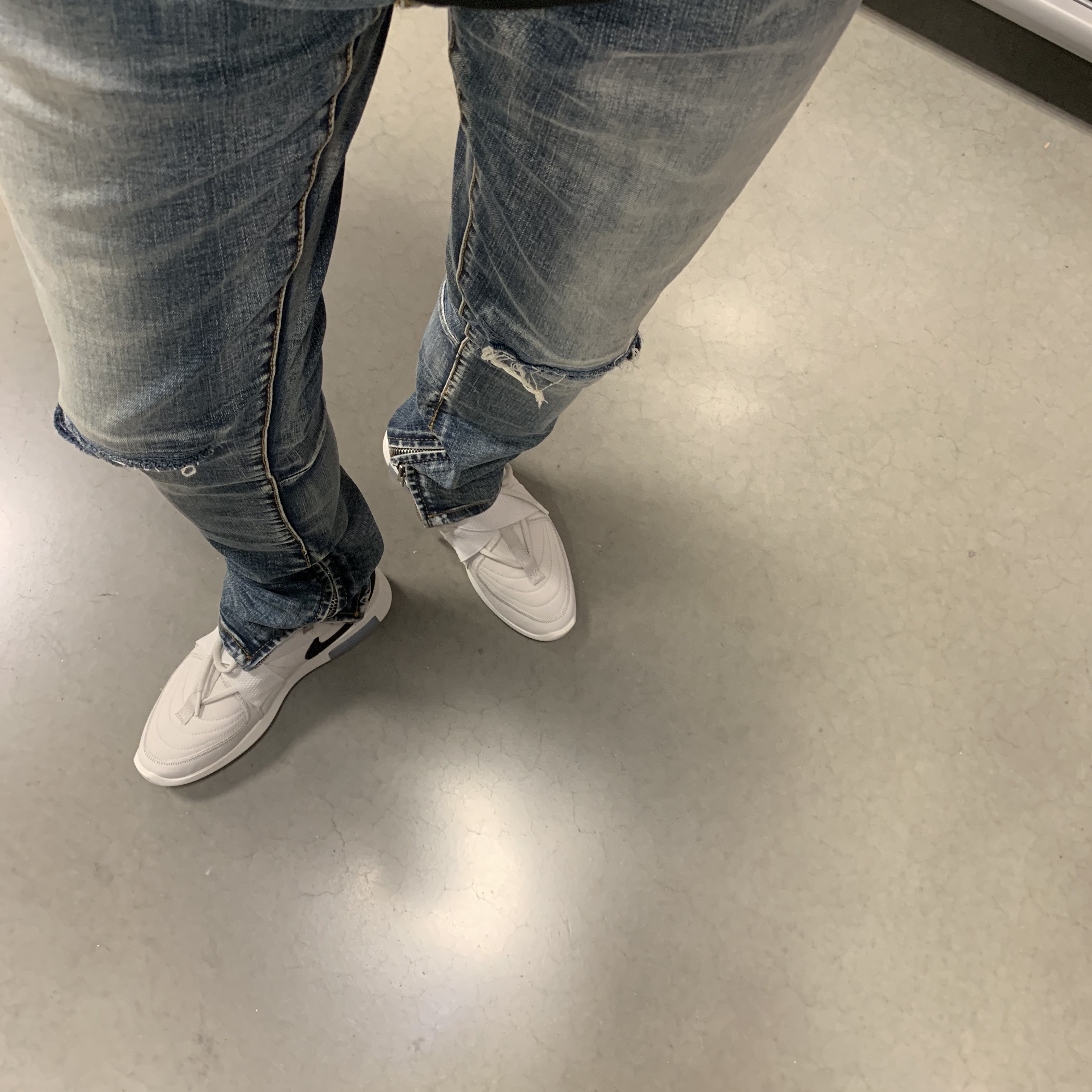 Nike x Fear of God Air Fear of God Raid Light Bone 착용 스타일