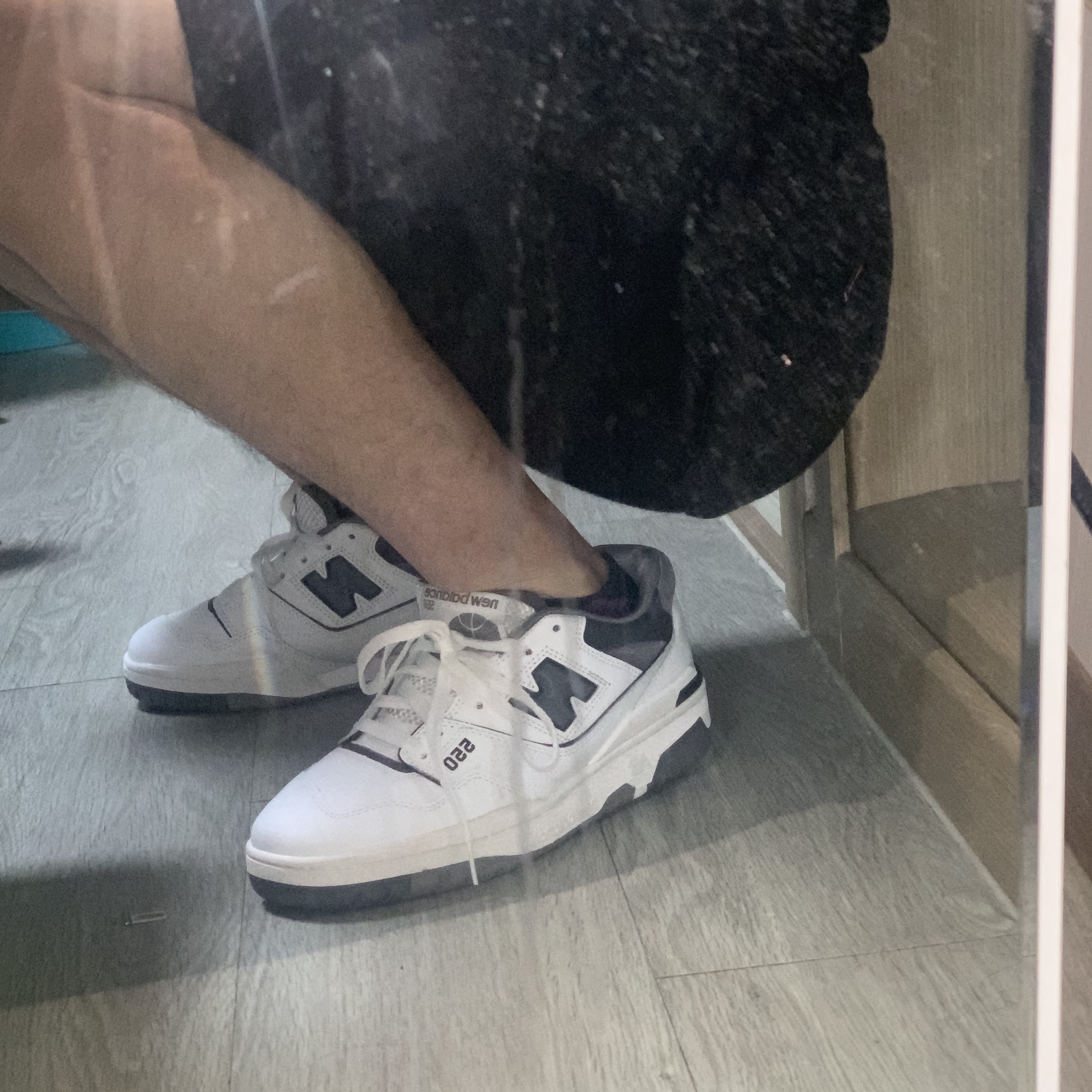 New Balance 550 White Grey Dark Grey - 2E Wide 착용 스타일 - 1