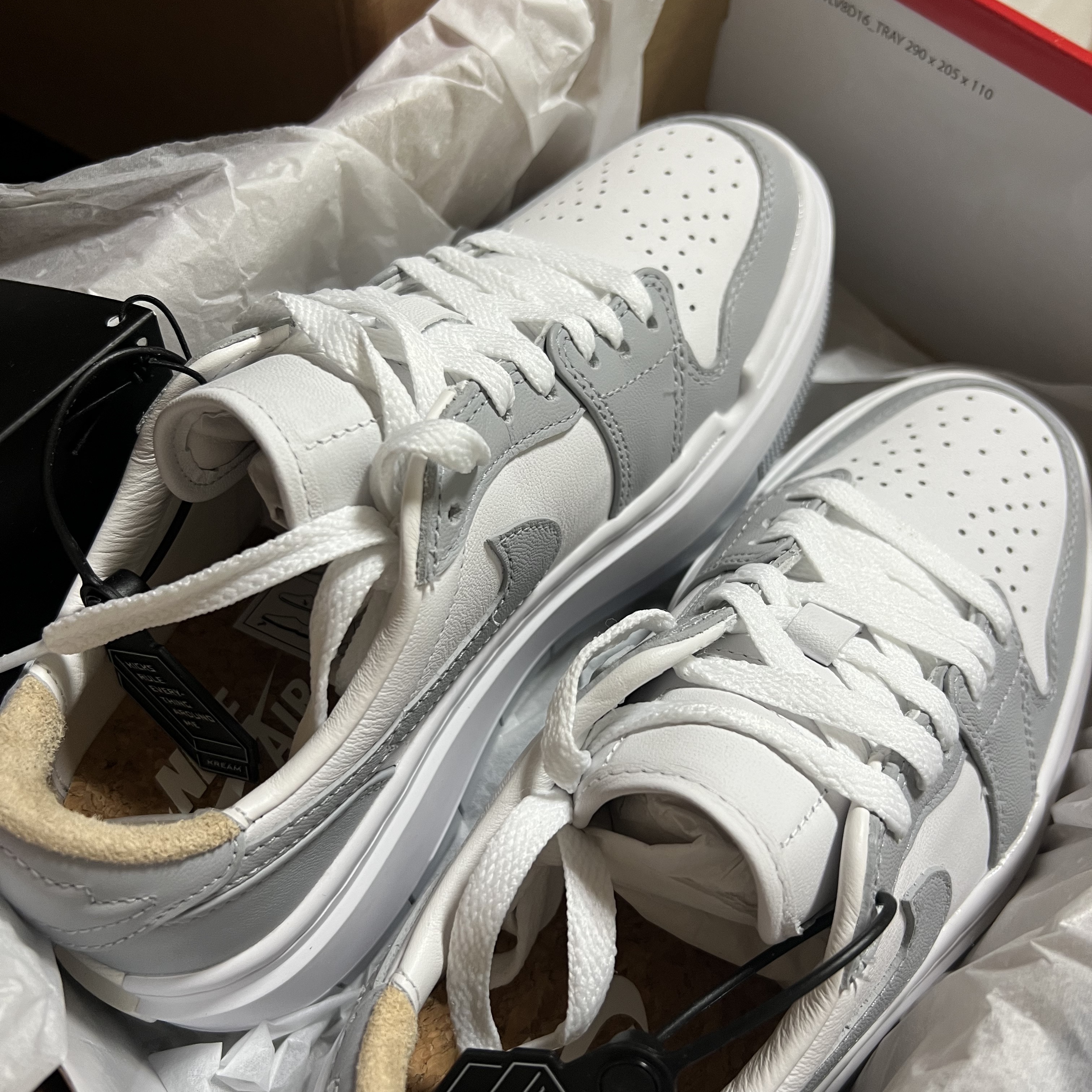 (W) Jordan 1 Elevate Low White and Wolf Grey 착용 스타일 - 1
