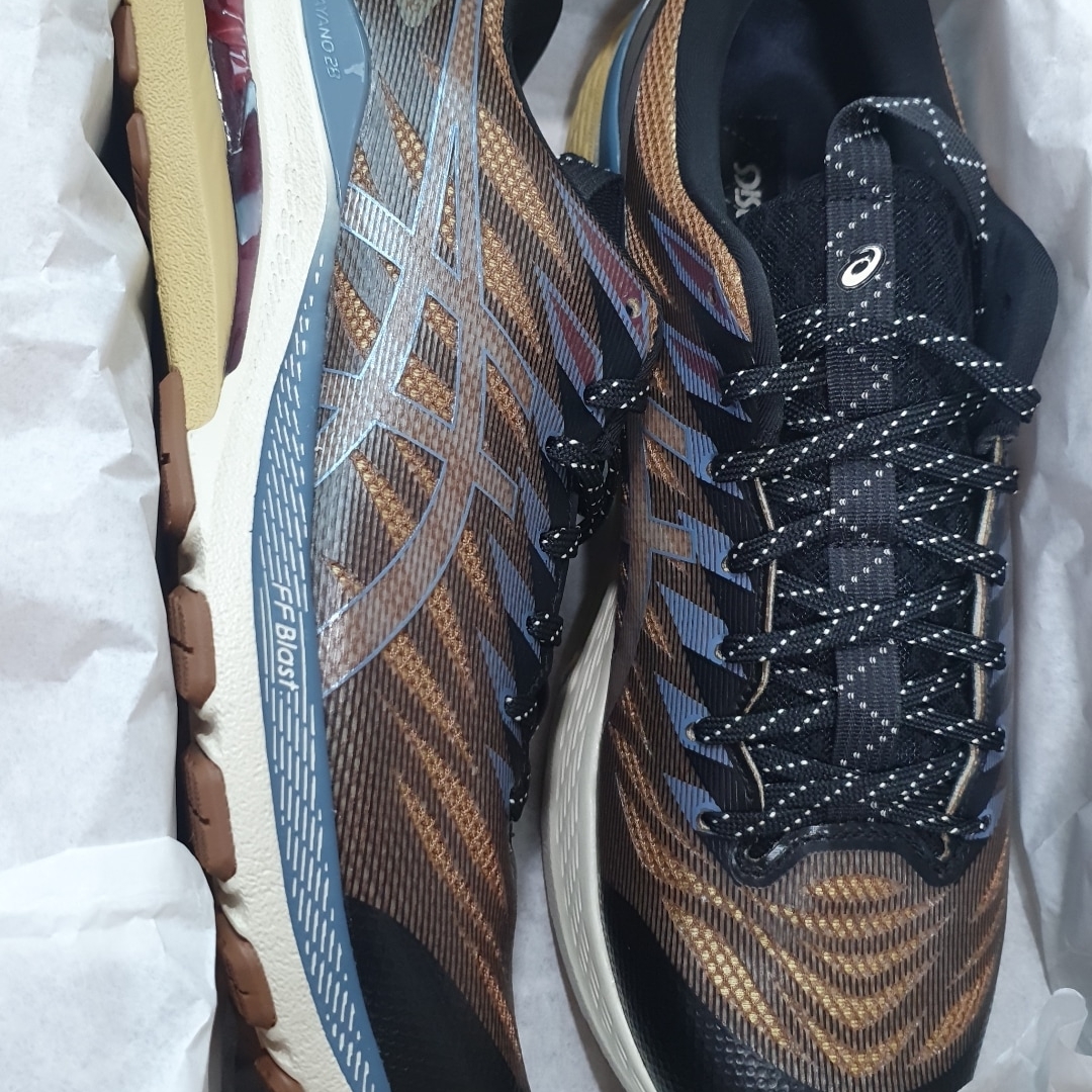 (W) Asics FN3-S Gel-Kayano 28 Anthracite Antique Gold 착용 스타일 - 2