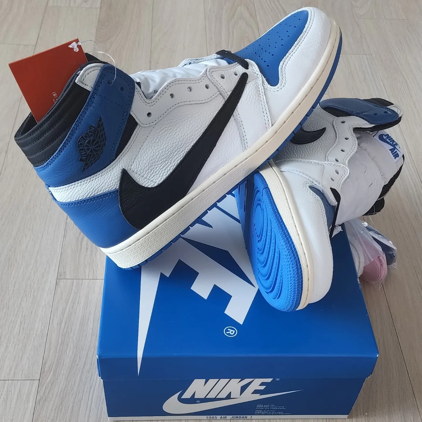 Jordan 1 x Travis Scott x Fragment Retro High OG SP Military Blue 착용 스타일 - 1