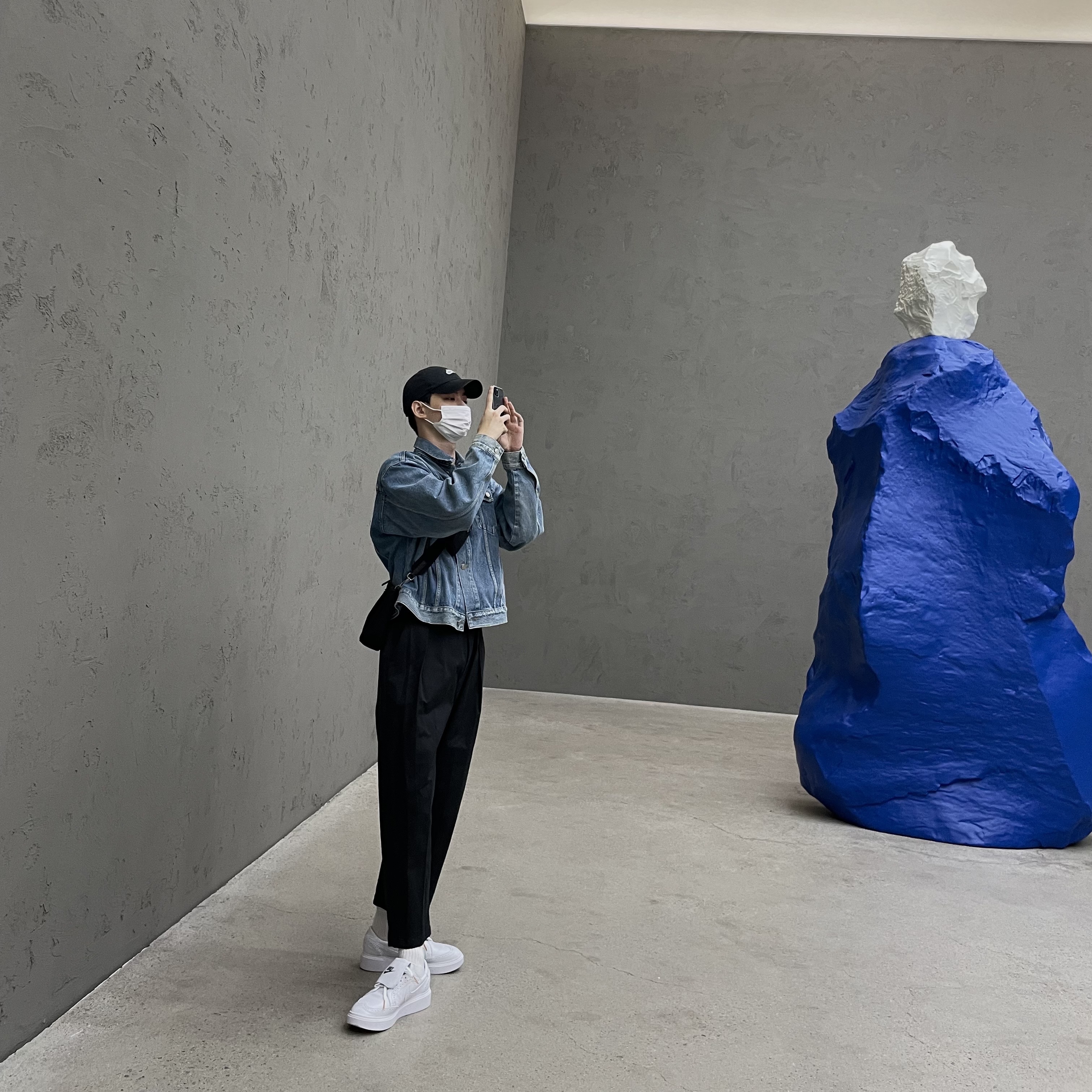 Nike x Peaceminusone Kwondo1 White, Prada Re-Nylon and Saffiano Leather Shoulder Bag Black 착용 스타일 - 2