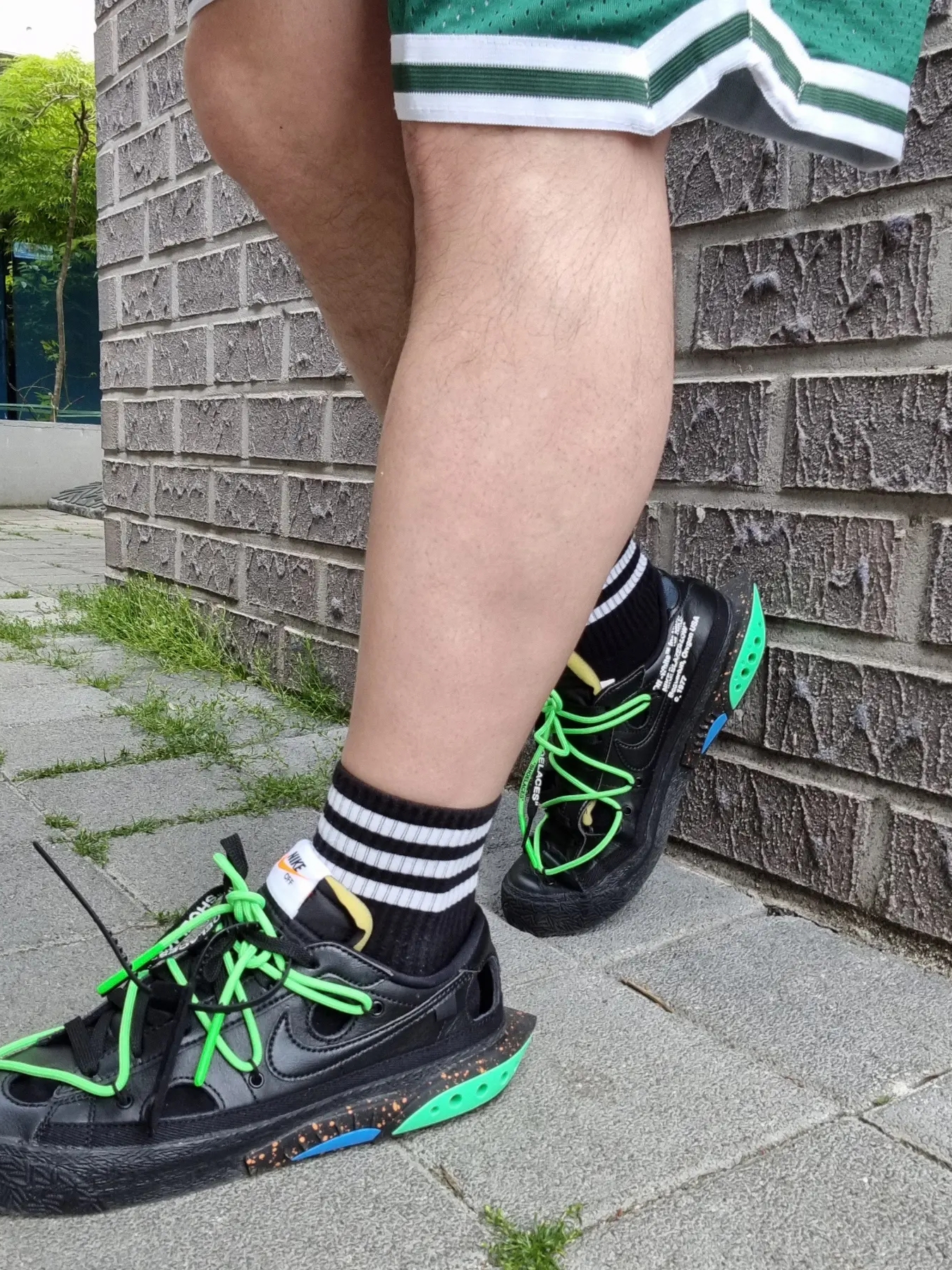 Off-White x Amore Pacific Protection Box (Without Cosmetics), Nike x Off-White Blazer Low '77 Black and Electro Green 착용 스타일 - 5