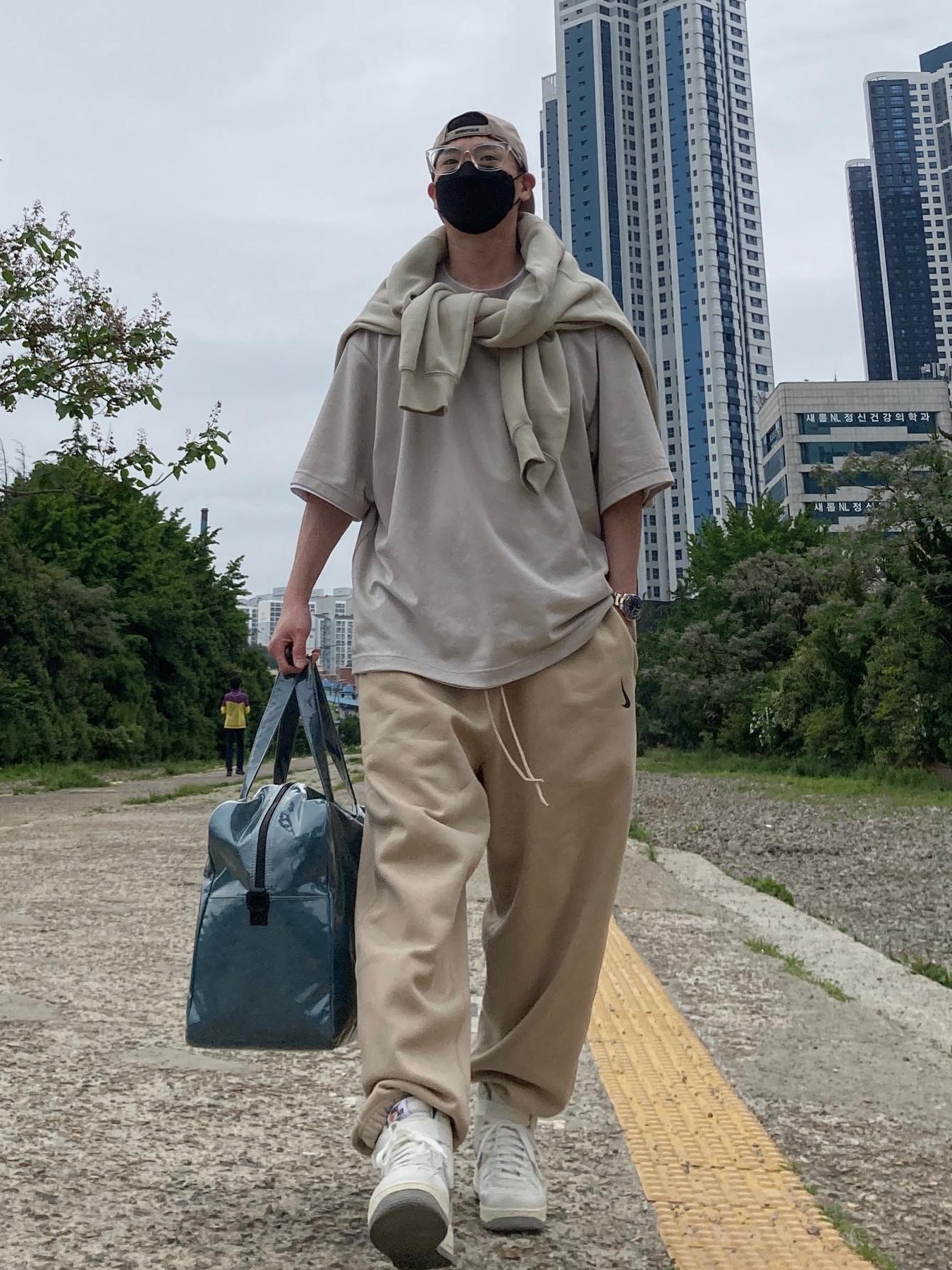 Nike Air Force 1 High '07 LV8 Sail and Medium Grey, Nike x Billie Eilish NRG Fleece Pants Mushroom - Asia 착용 스타일 - 1