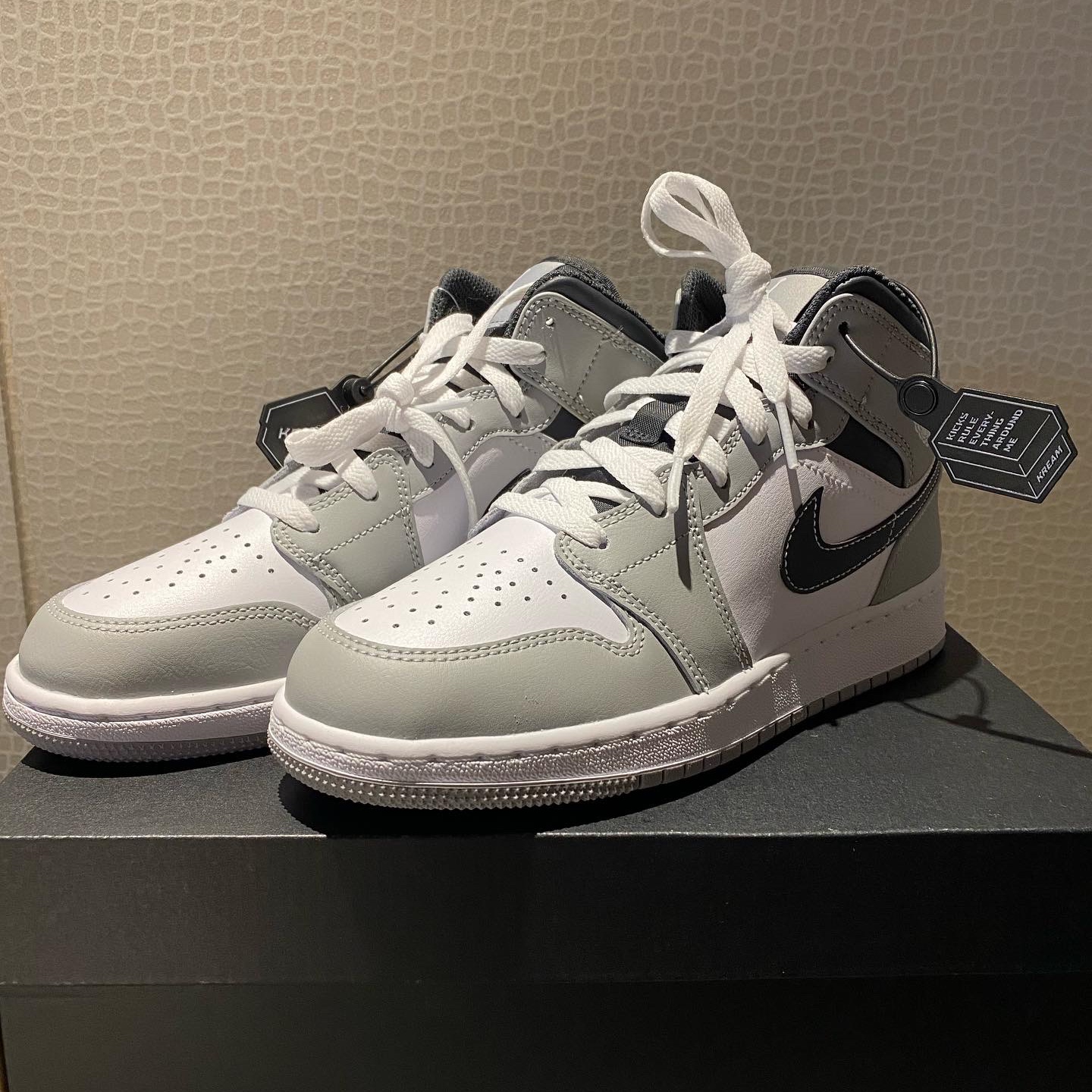 (GS) Jordan 1 Mid Light Smoke Grey Anthracite 착용 스타일 - 3