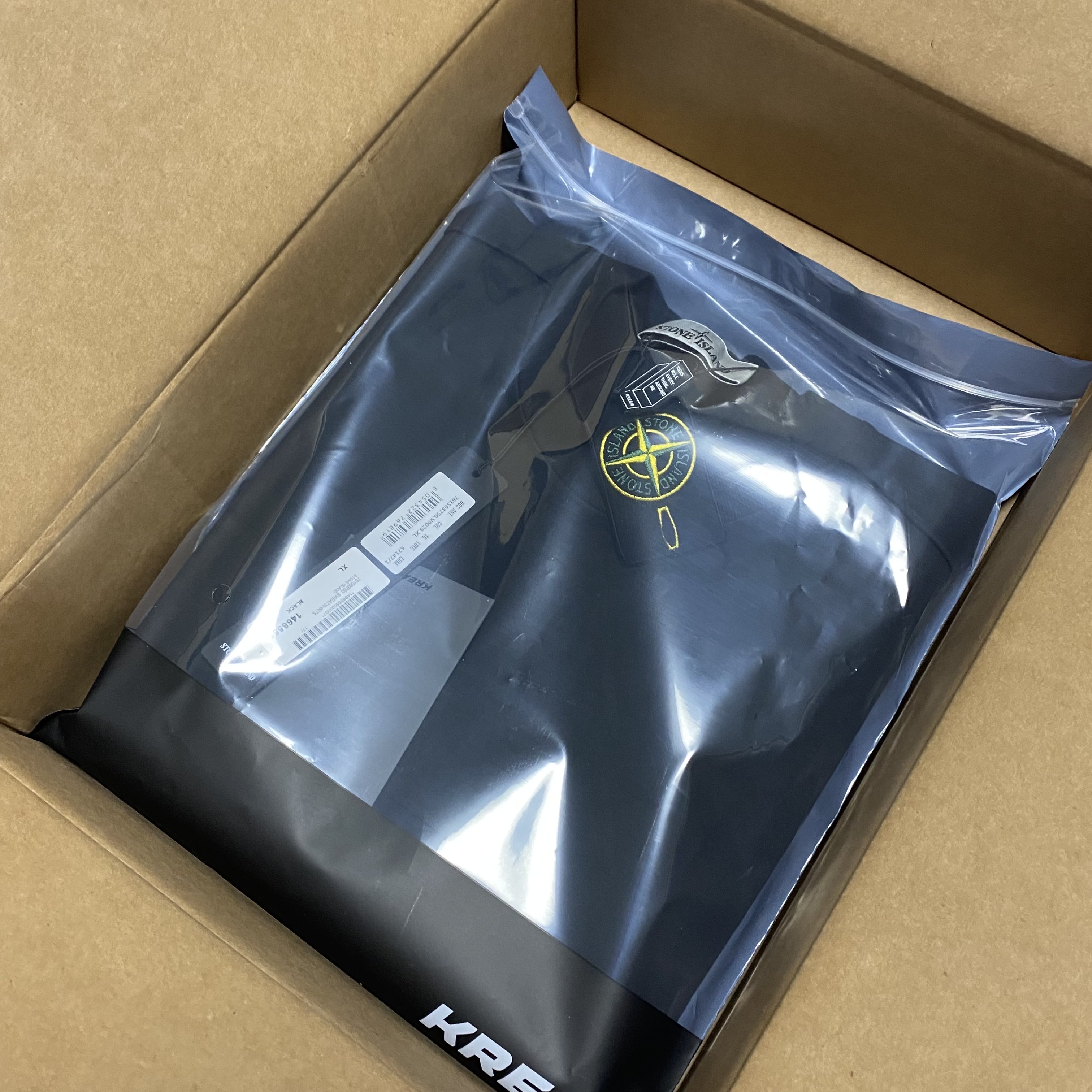 Stone Island 63750 Garment Dyed Heavy Cotton Long Sleeve T-Shirt Black - 22SS 착용 스타일