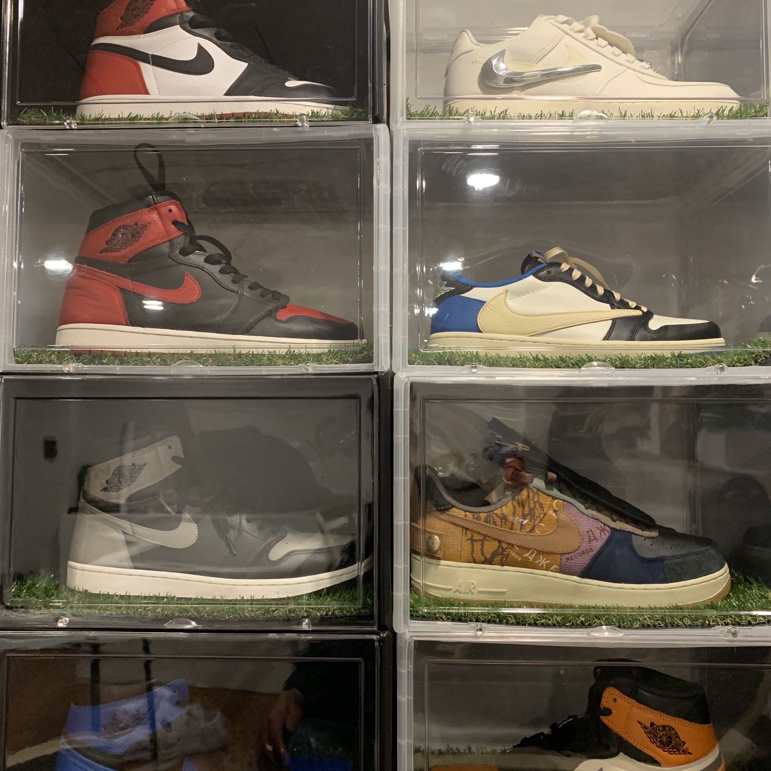 Jordan 1 Retro High OG Bred Toe, Jordan 1 x Travis Scott x Fragment Retro Low OG SP Military Blue 착용 스타일 - 1