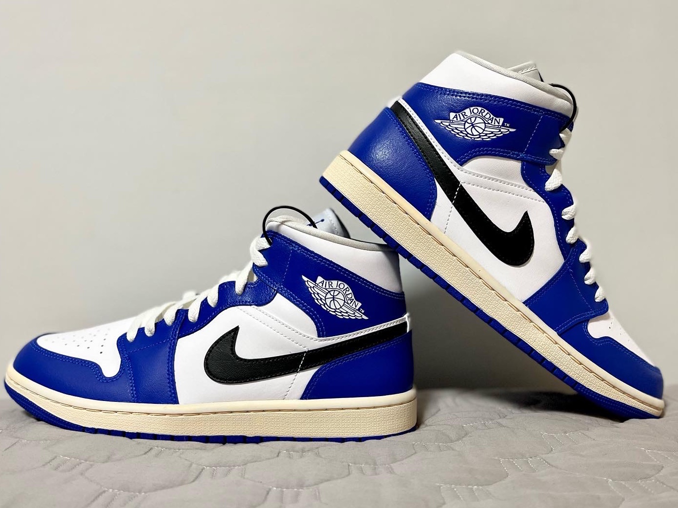 (W) Jordan 1 Mid White Hyper Royal 착용 스타일 - 3