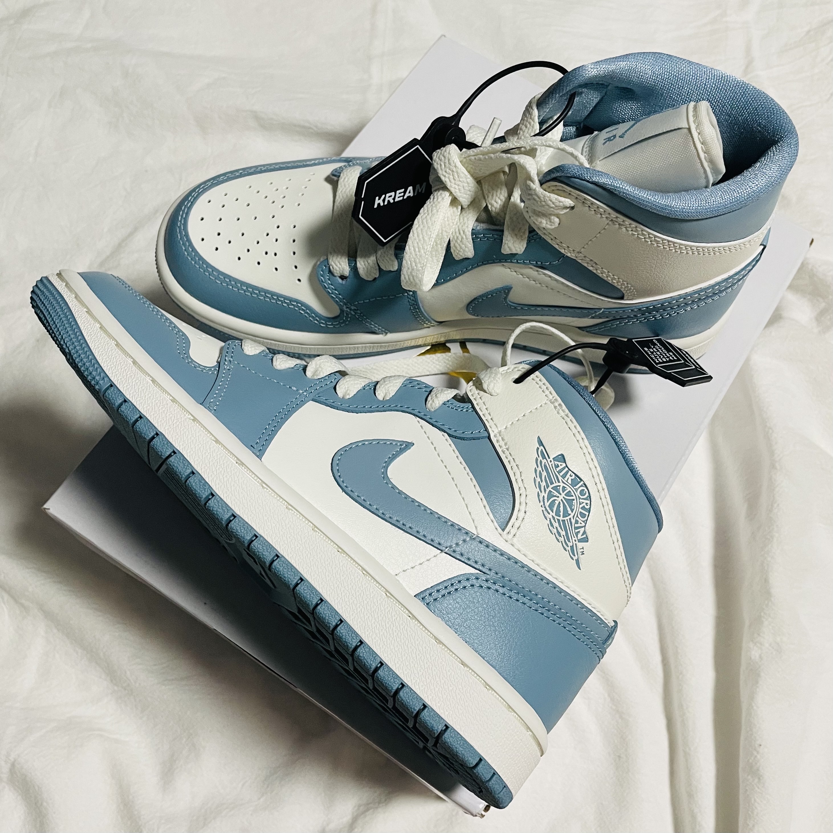 (W) Jordan 1 Mid Sail and Worn Blue 착용 스타일 - 4