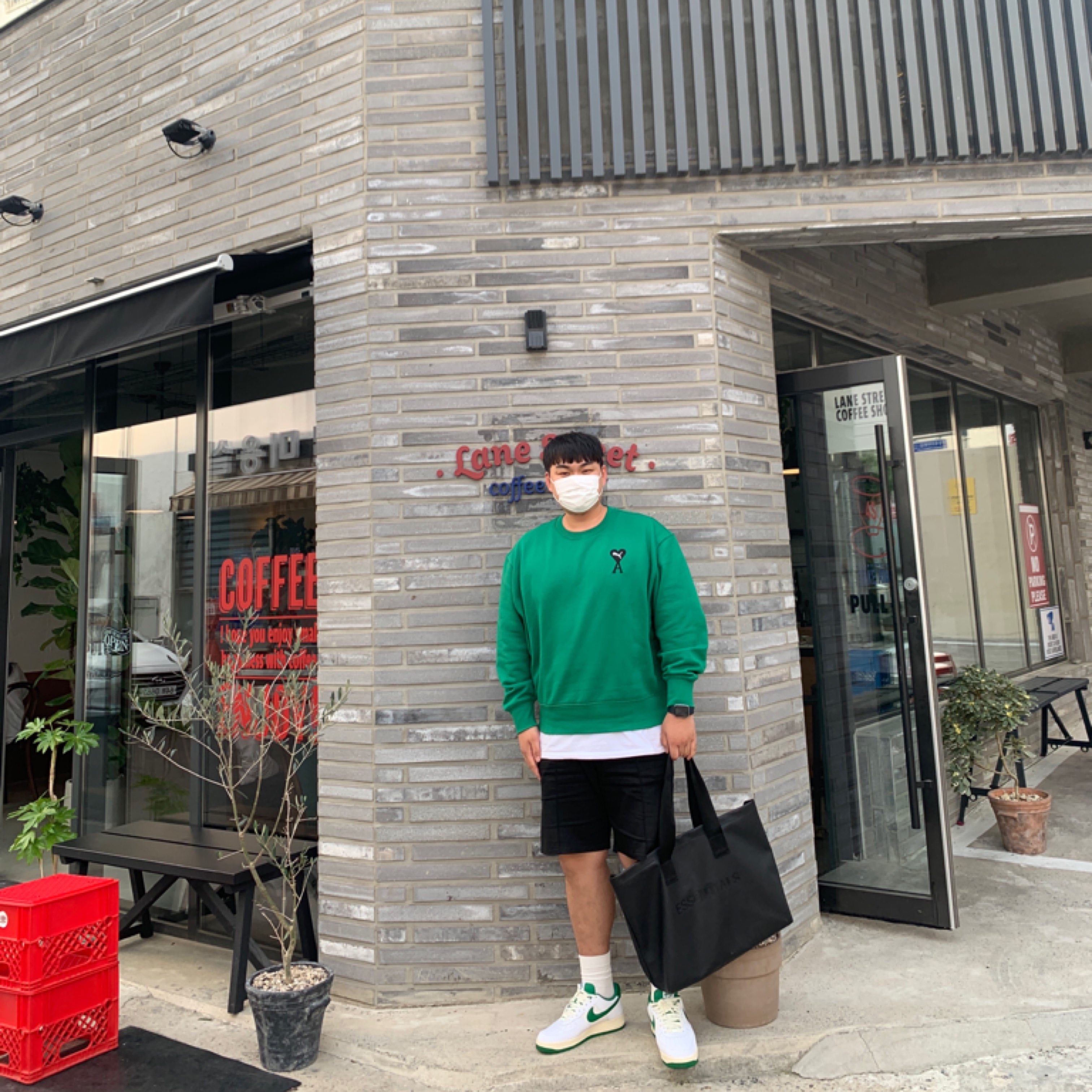 Puma x AMI Crewneck Sweatshirt Verdant Green, Nike Air Force 1 '07 LV8 Varsity White Pine Green 착용 스타일