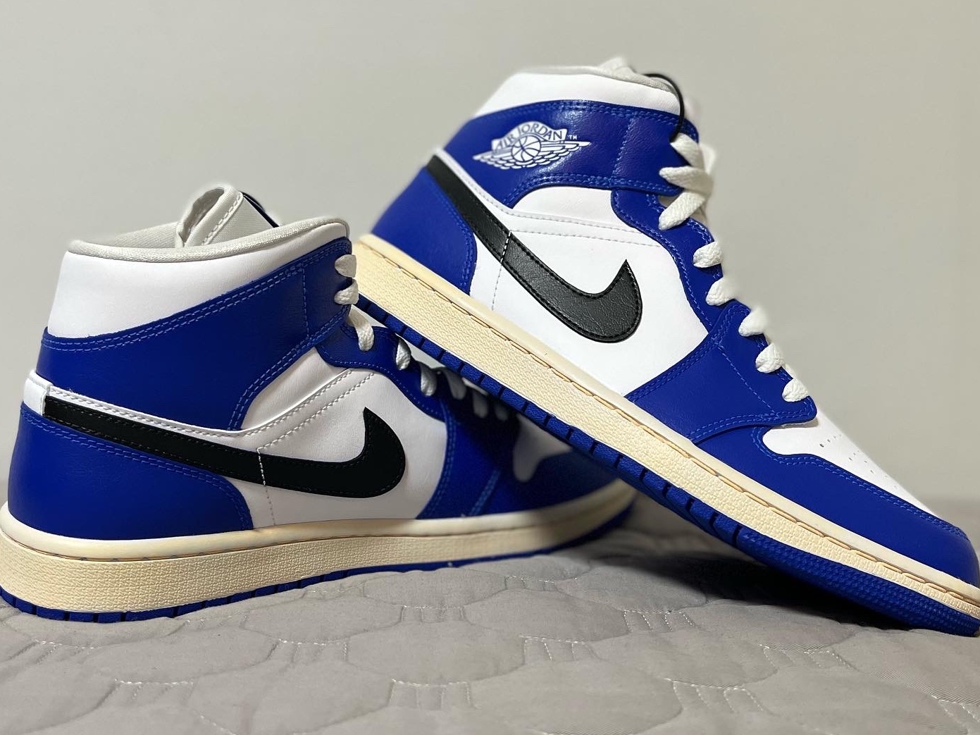 (W) Jordan 1 Mid White Hyper Royal 착용 스타일 - 2