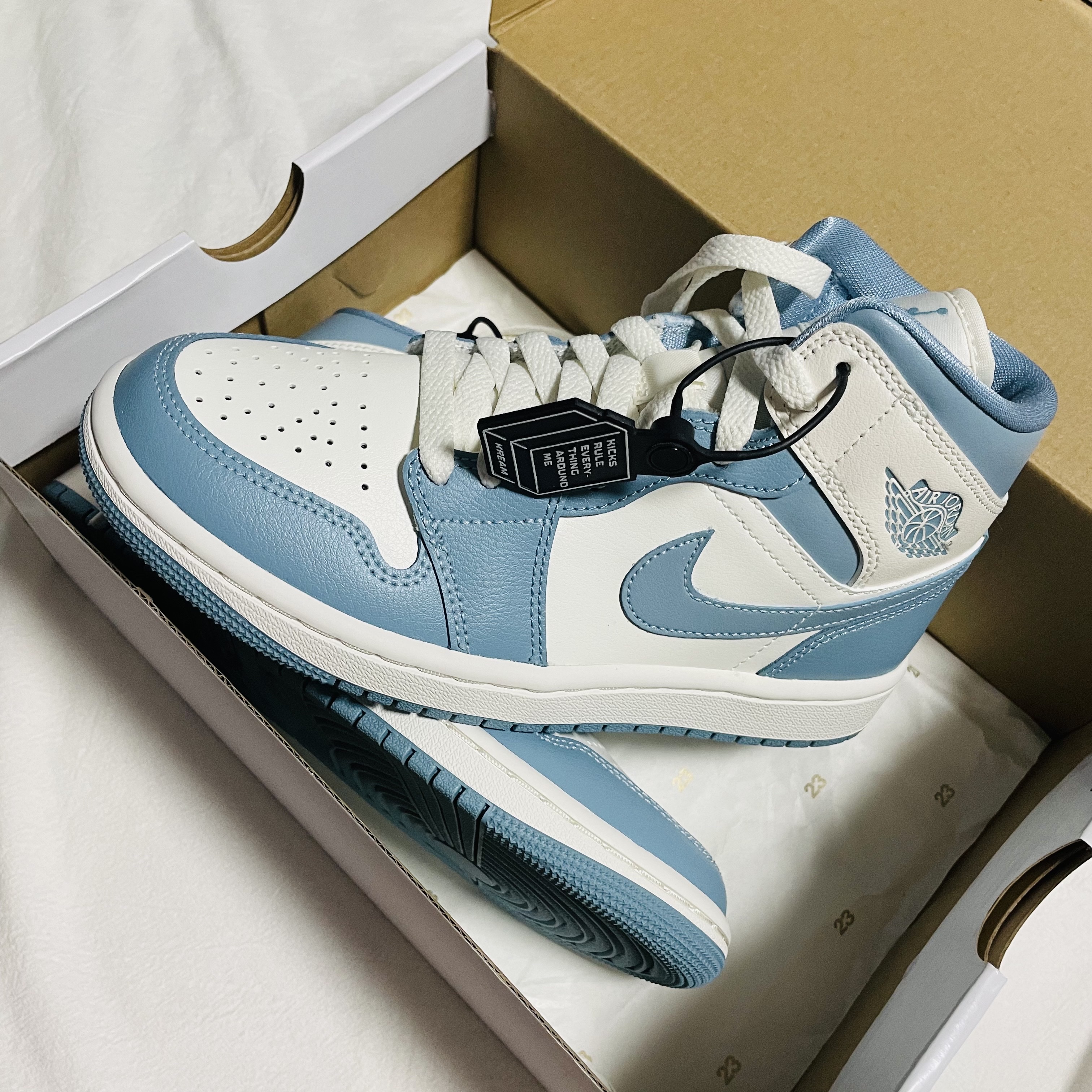 (W) Jordan 1 Mid Sail and Worn Blue 착용 스타일 - 2