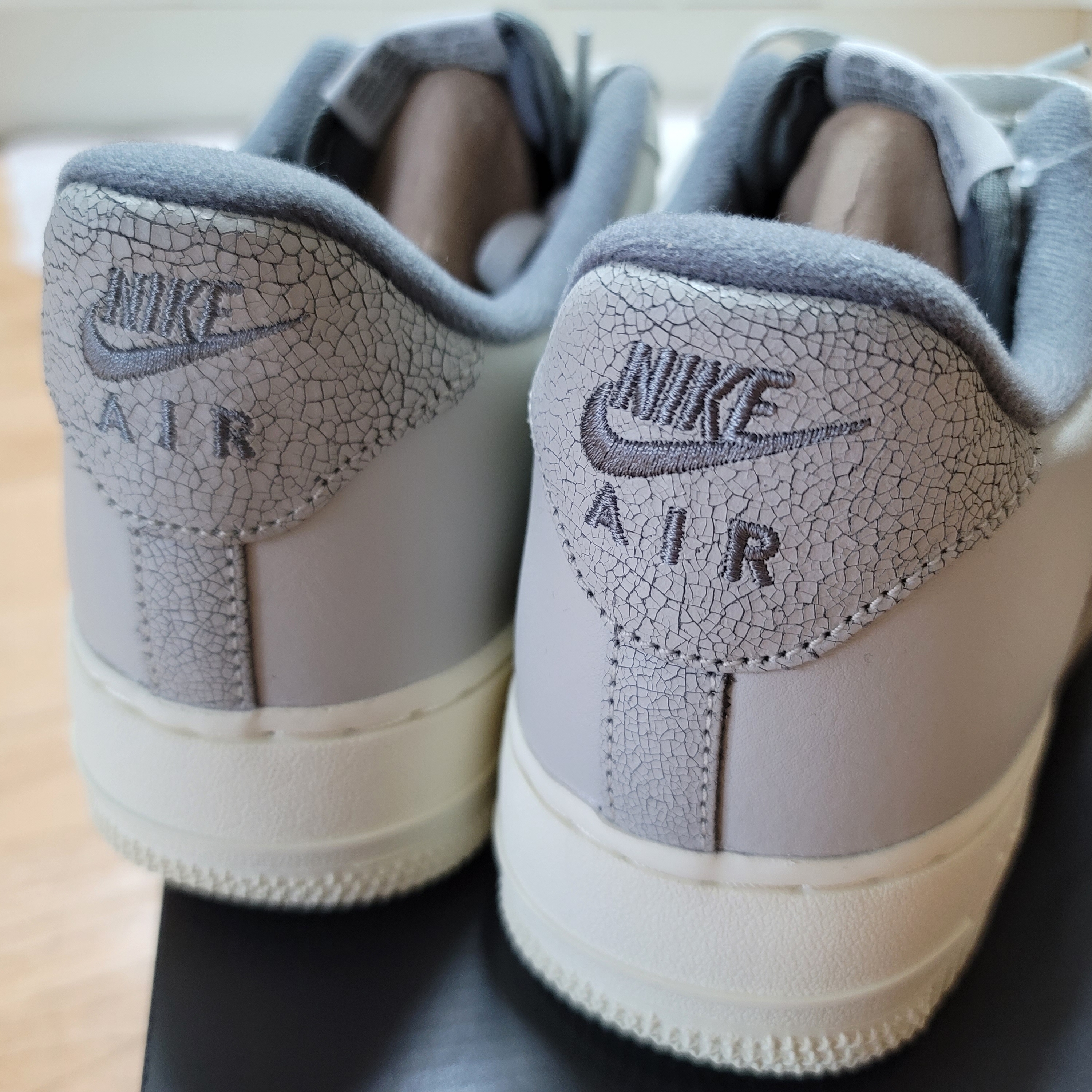 Nike Air Force 1 '07 LX Light Bone and Coconut Milk 착용 스타일 - 2