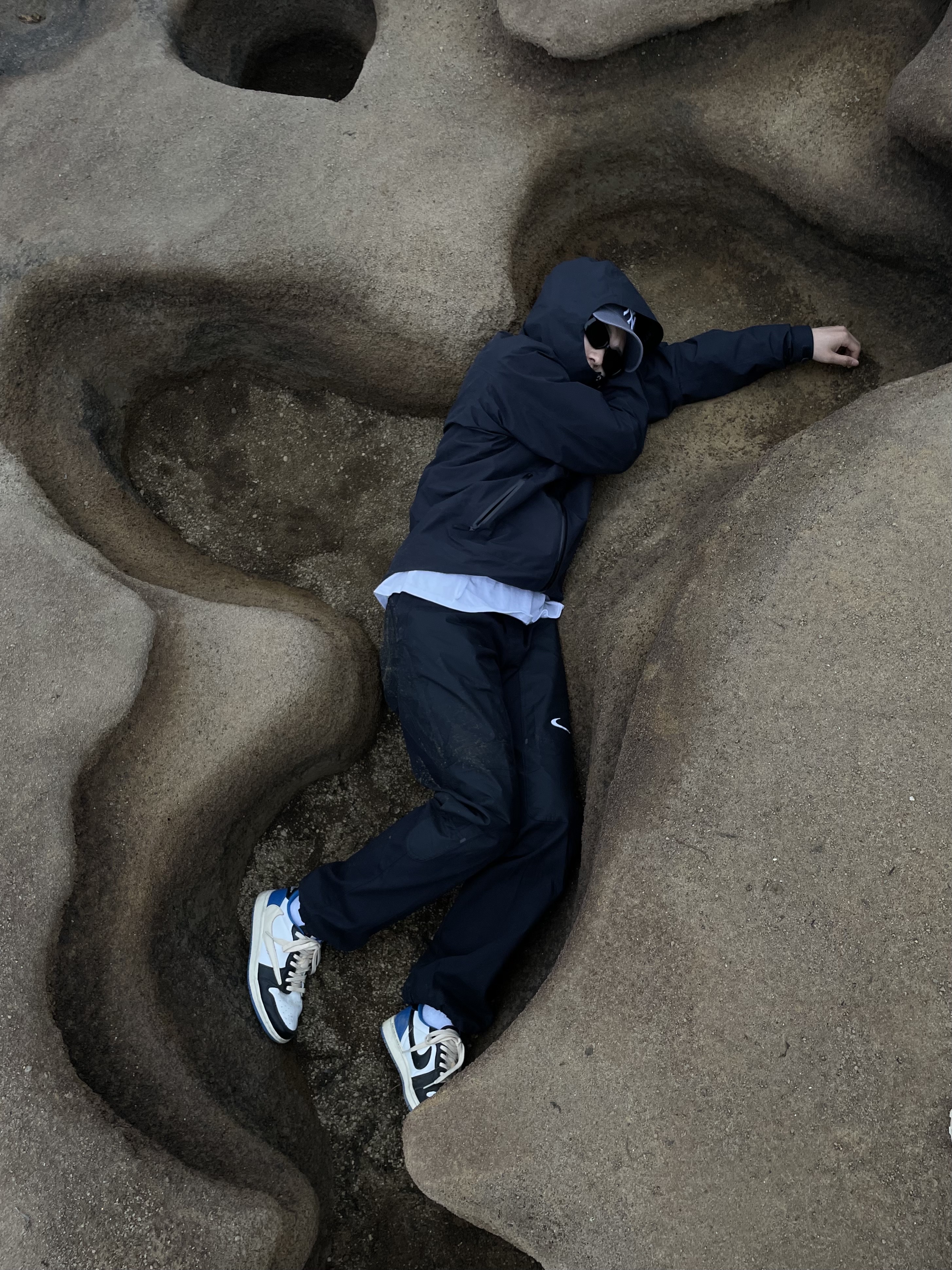 Arc'teryx Beta Jacket Black, Nike x Off-White NRG Pants Black 착용 스타일 - 2